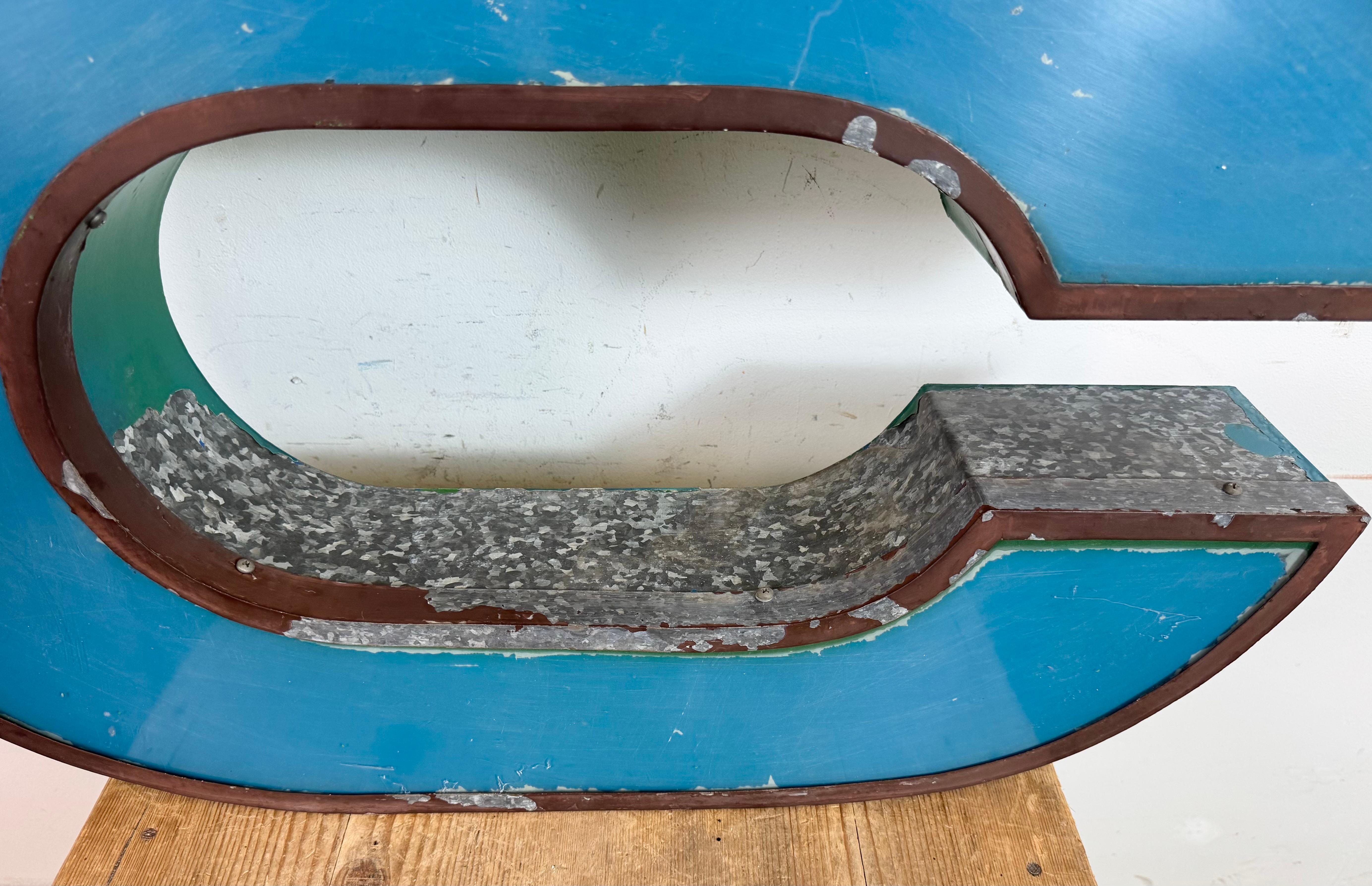 Fer Grande lettre publicitaire bleue Vintage Č , 1960s en vente