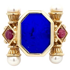 Grande bague vintage en or jaune 14 carats avec camée en verre bleu, rubis et perles