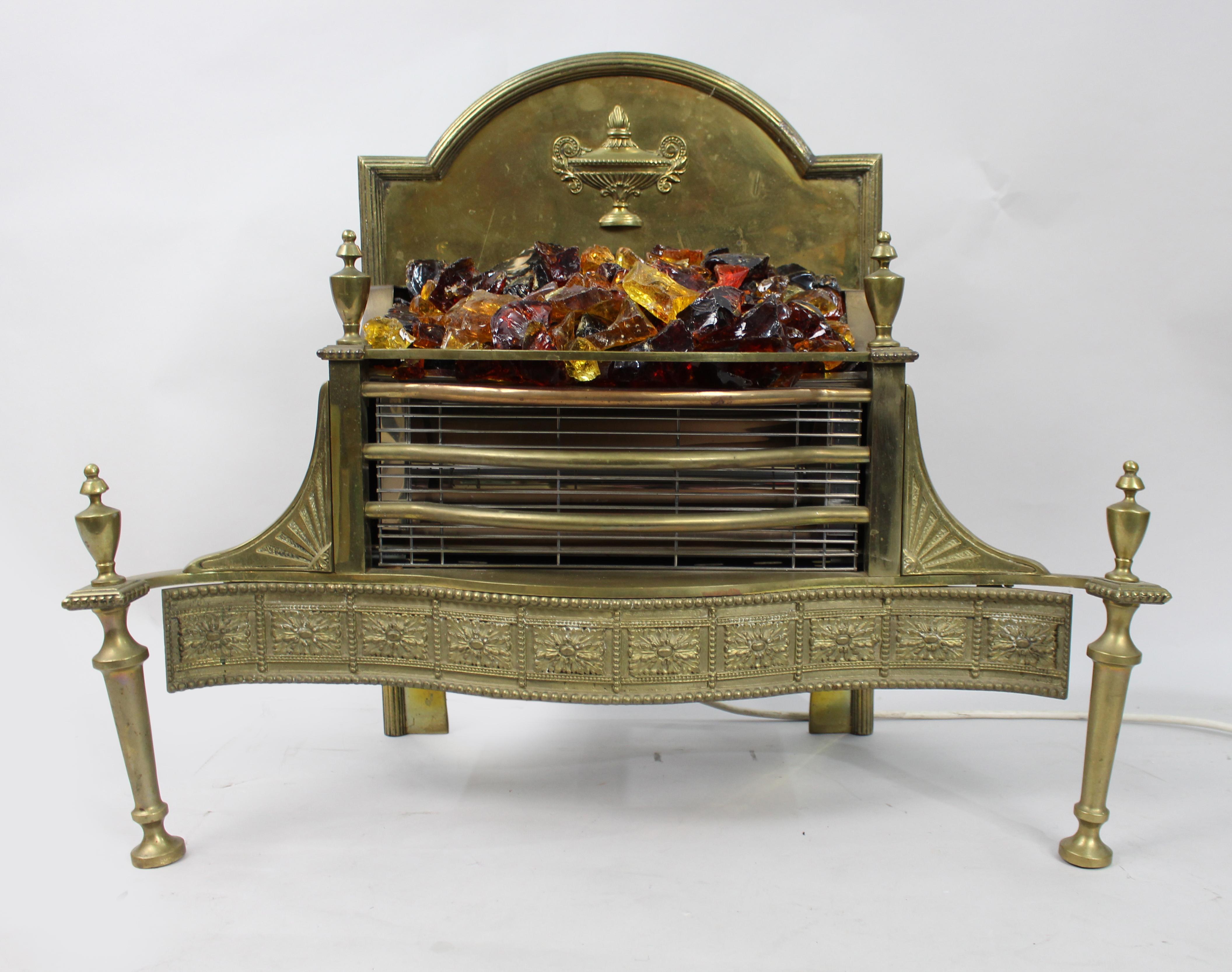 Grande grille de cheminée électrique en laiton vintage de style Adams avec charbons en verre
Royaume-Uni, fin du XXe siècle
Par Bomac Heating Ltd.

Une grille de cheminée électrique vintage de bonne qualité et lourde dans le style Adams, finement