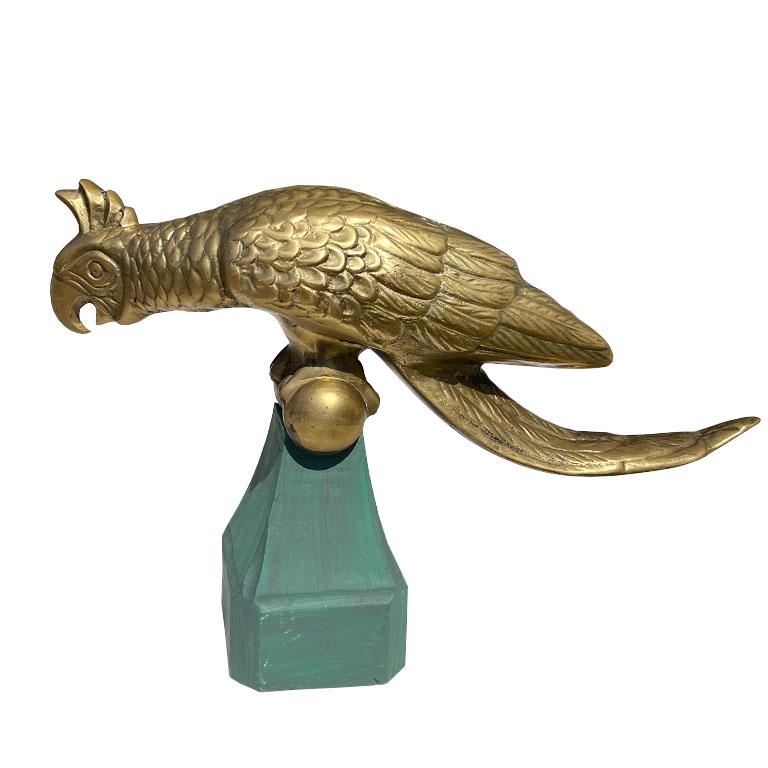 Una grande scultura di uccello Cockatoo di Wood Regency in ottone su una base di legno verde. Questo pezzo è a grandezza naturale e in splendide condizioni vintage. Il pappagallo Cockatiel è seduto su un trespolo, con le lunghe penne della coda