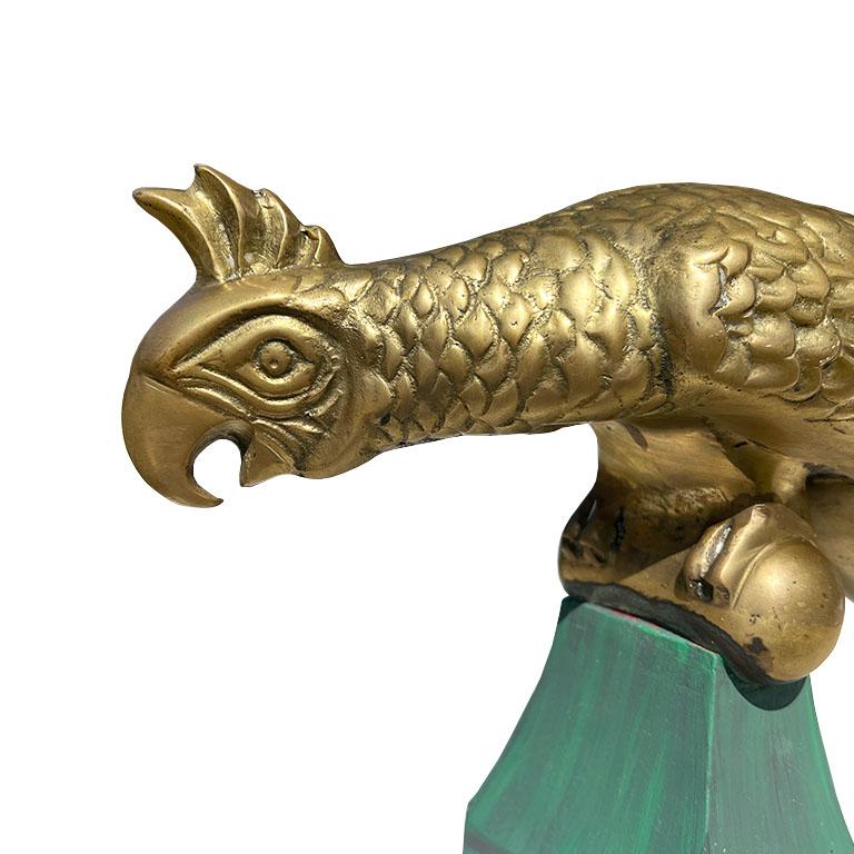Hollywood Regency Grande scultura d'ottone d'epoca di cacatua o pappagallo su base di Wood verde in vendita
