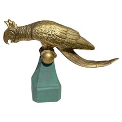 Grande scultura d'ottone d'epoca di cacatua o pappagallo su base di Wood verde