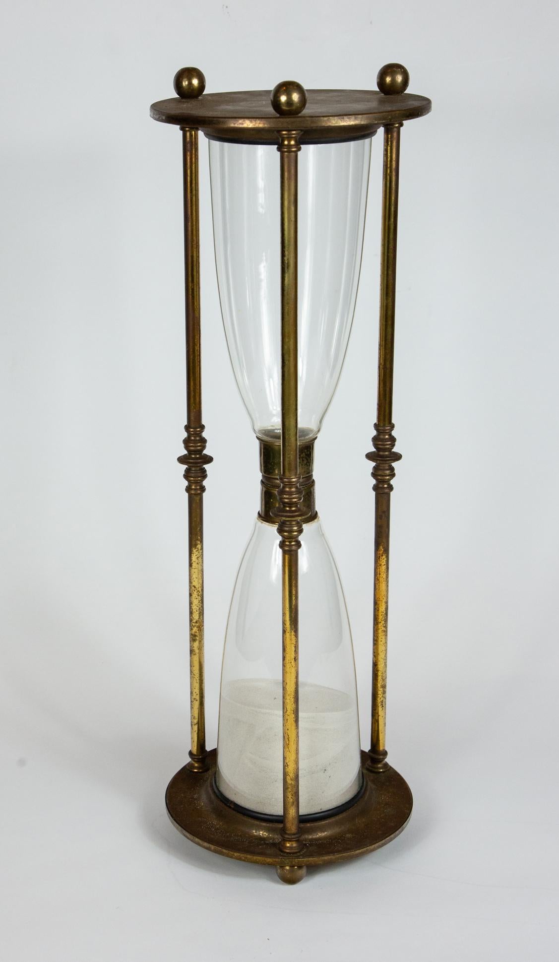 Large vintage brass hourglass. Midcentury, with three round feet on top and bottom.

Measures: 8.5