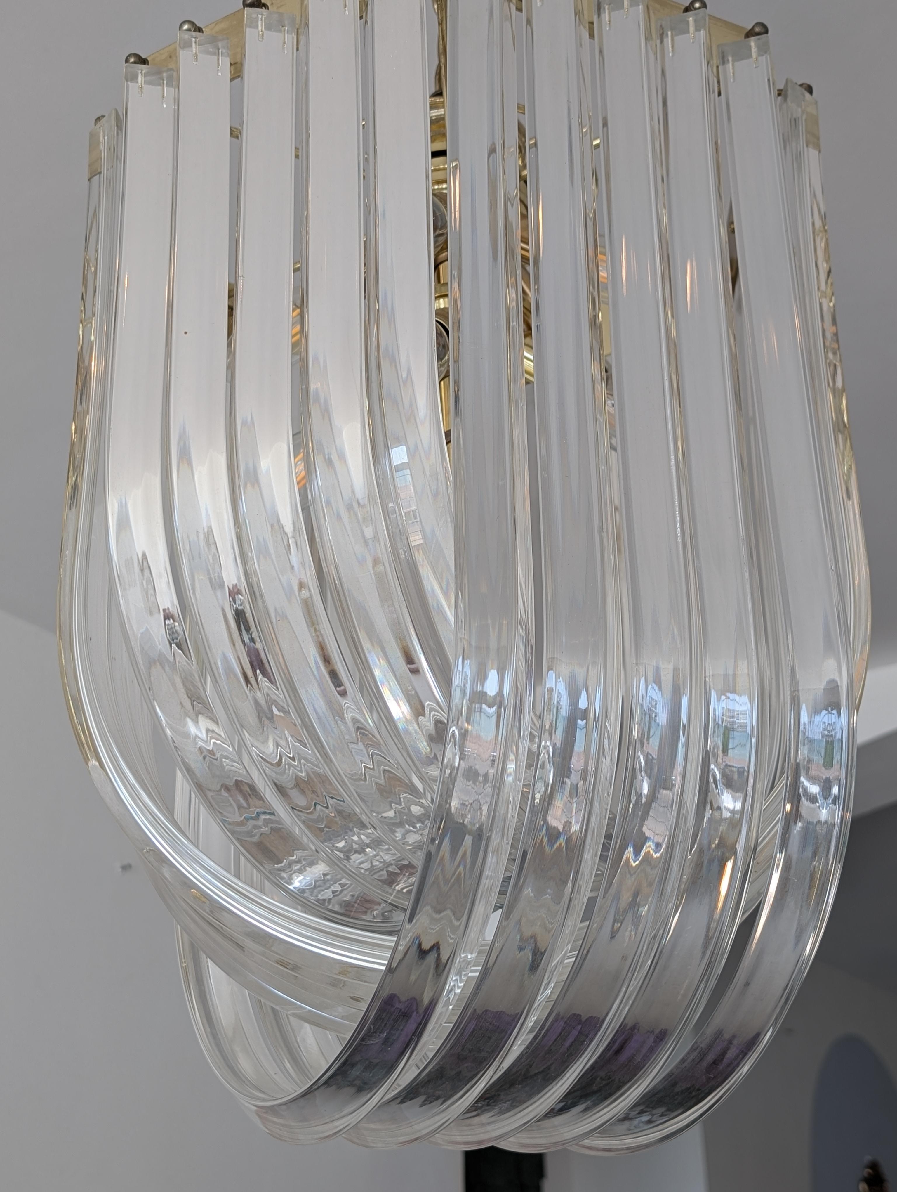 Large vintage brass & lucite ribbon loop chandelier / pendant USA 1970s / 1980s en vente 3