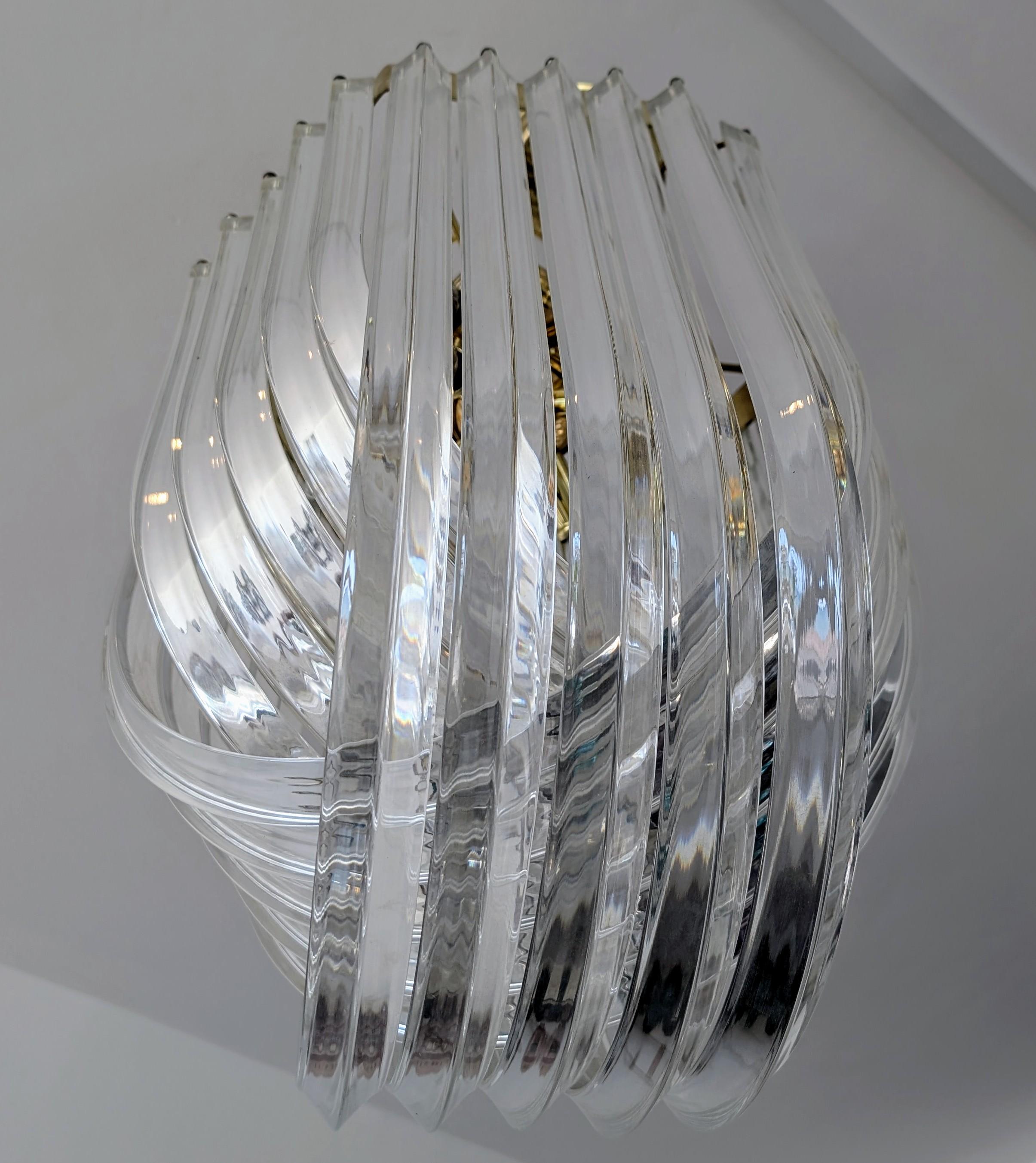 Large vintage brass & lucite ribbon loop chandelier / pendant USA 1970s / 1980s en vente 4
