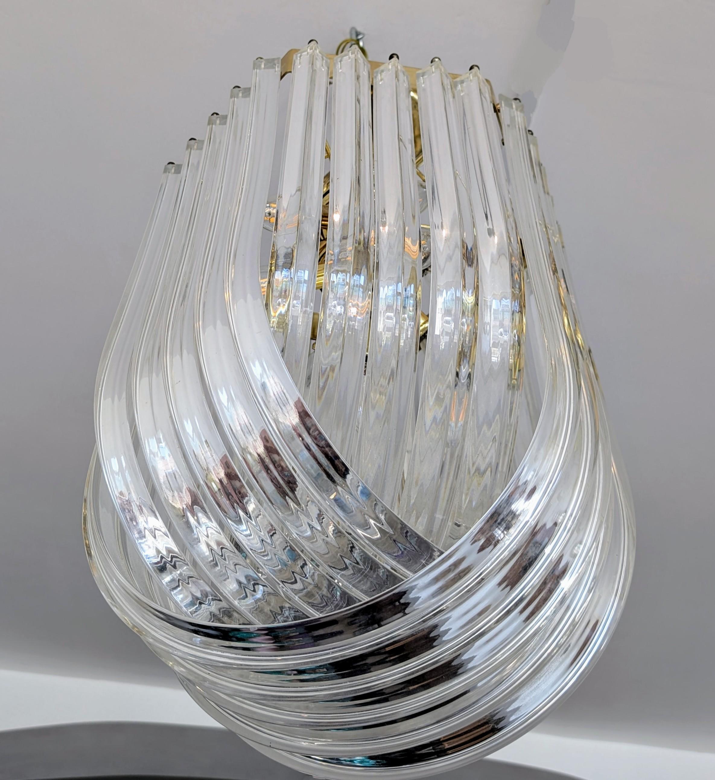 Large vintage brass & lucite ribbon loop chandelier / pendant USA 1970s / 1980s en vente 5