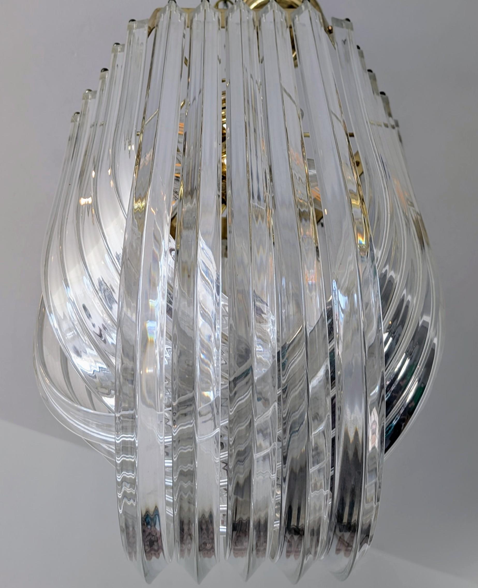 Large vintage brass & lucite ribbon loop chandelier / pendant USA 1970s / 1980s en vente 6