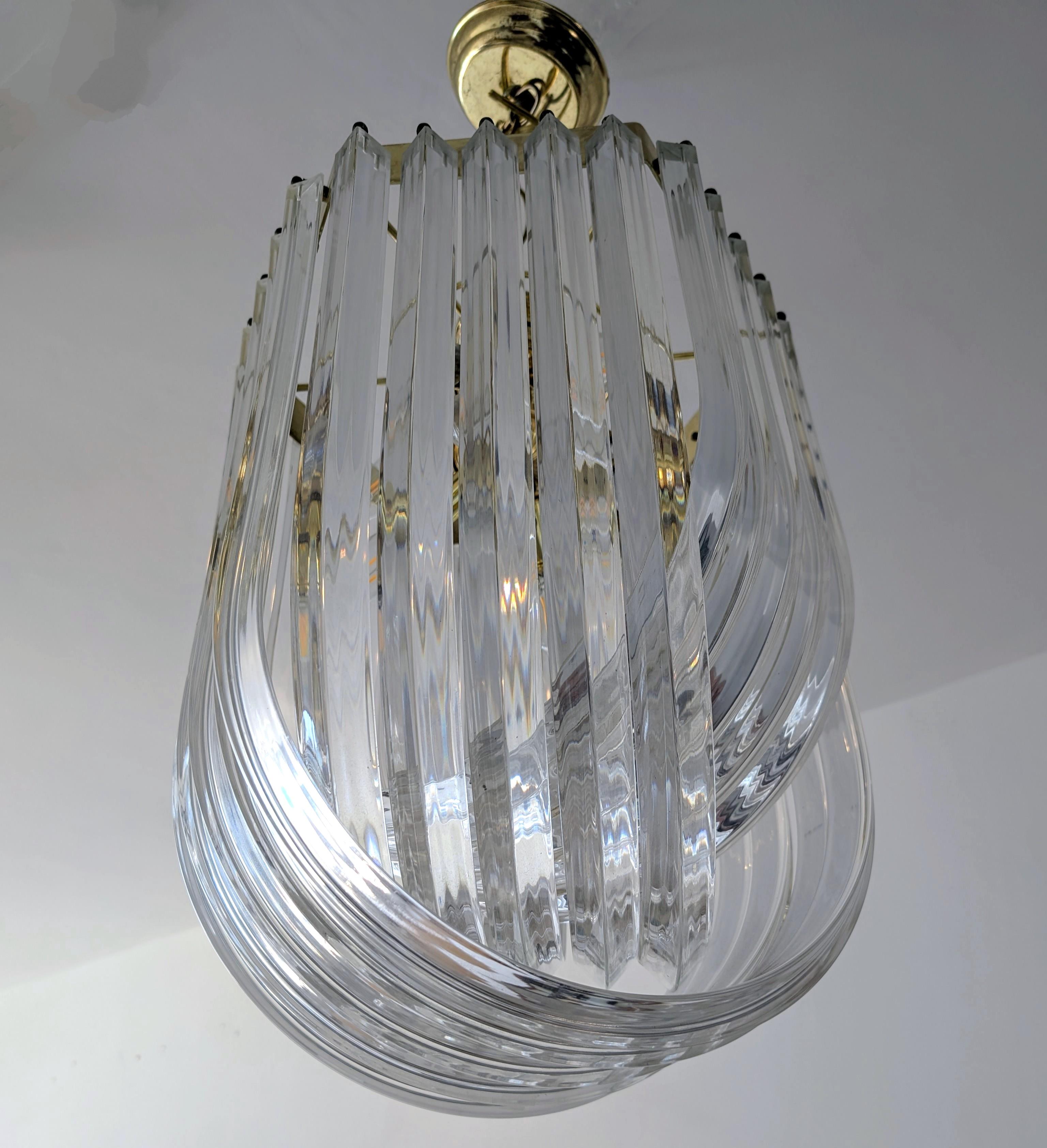 Large lucite ribbon loop chandelier, USA 1970s /80s. Hexagonal brass frame. In great condition.
Needs rewiring.



Dimensions: height, not including chain, 50cm, width 35cm. Total drop approx 95cm