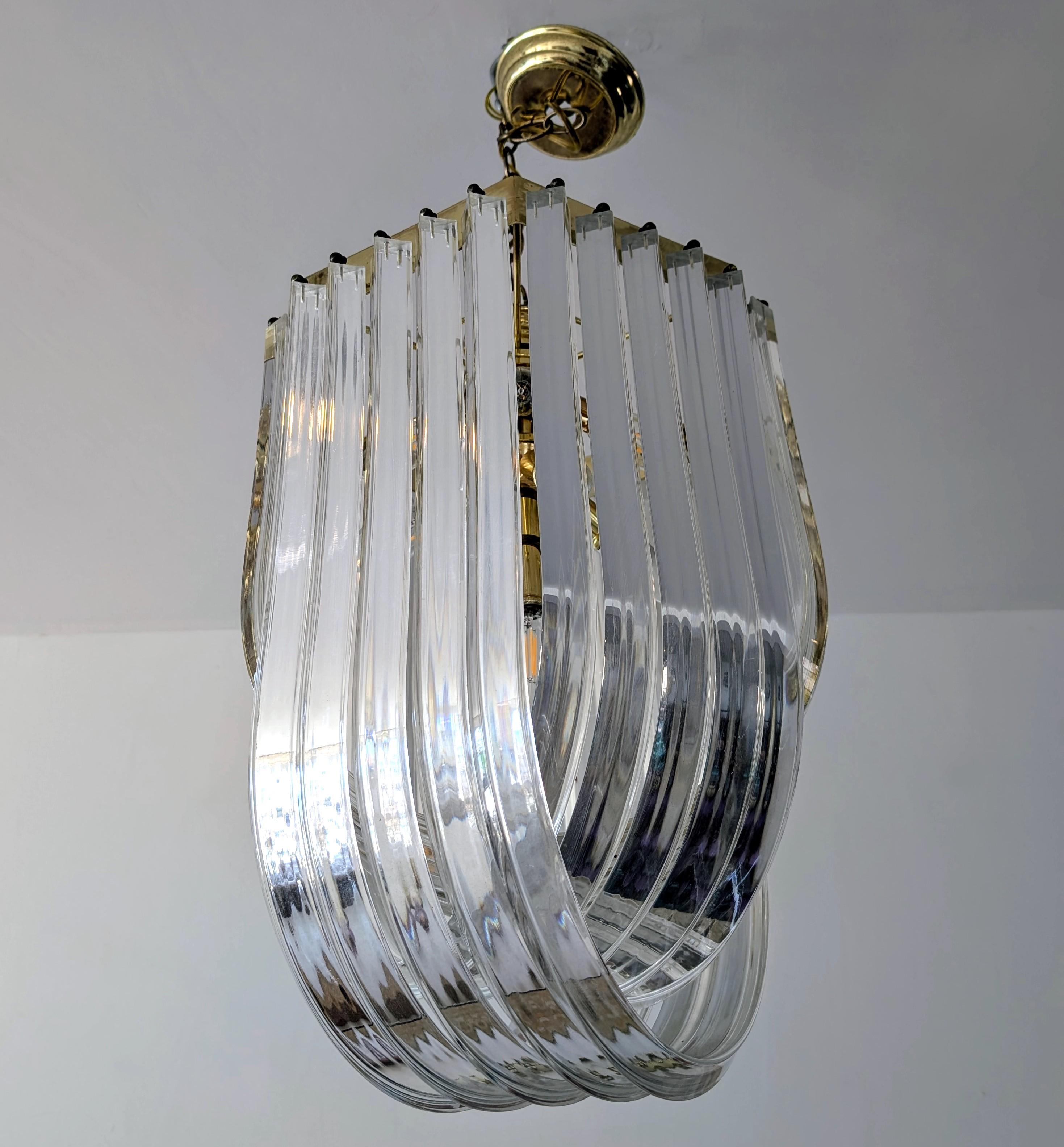 Mid-Century Modern Large vintage brass & lucite ribbon loop chandelier / pendant USA 1970s / 1980s en vente