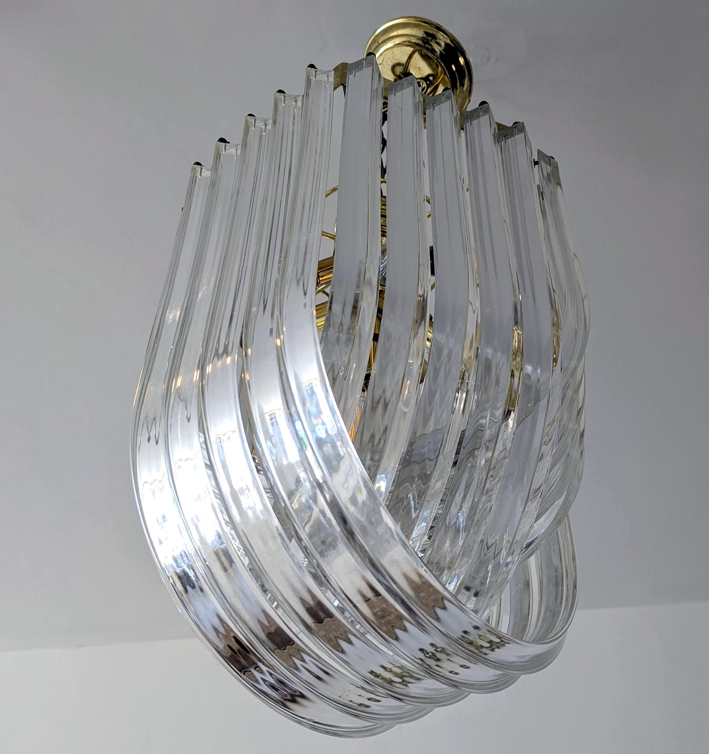 Américain Large vintage brass & lucite ribbon loop chandelier / pendant USA 1970s / 1980s en vente