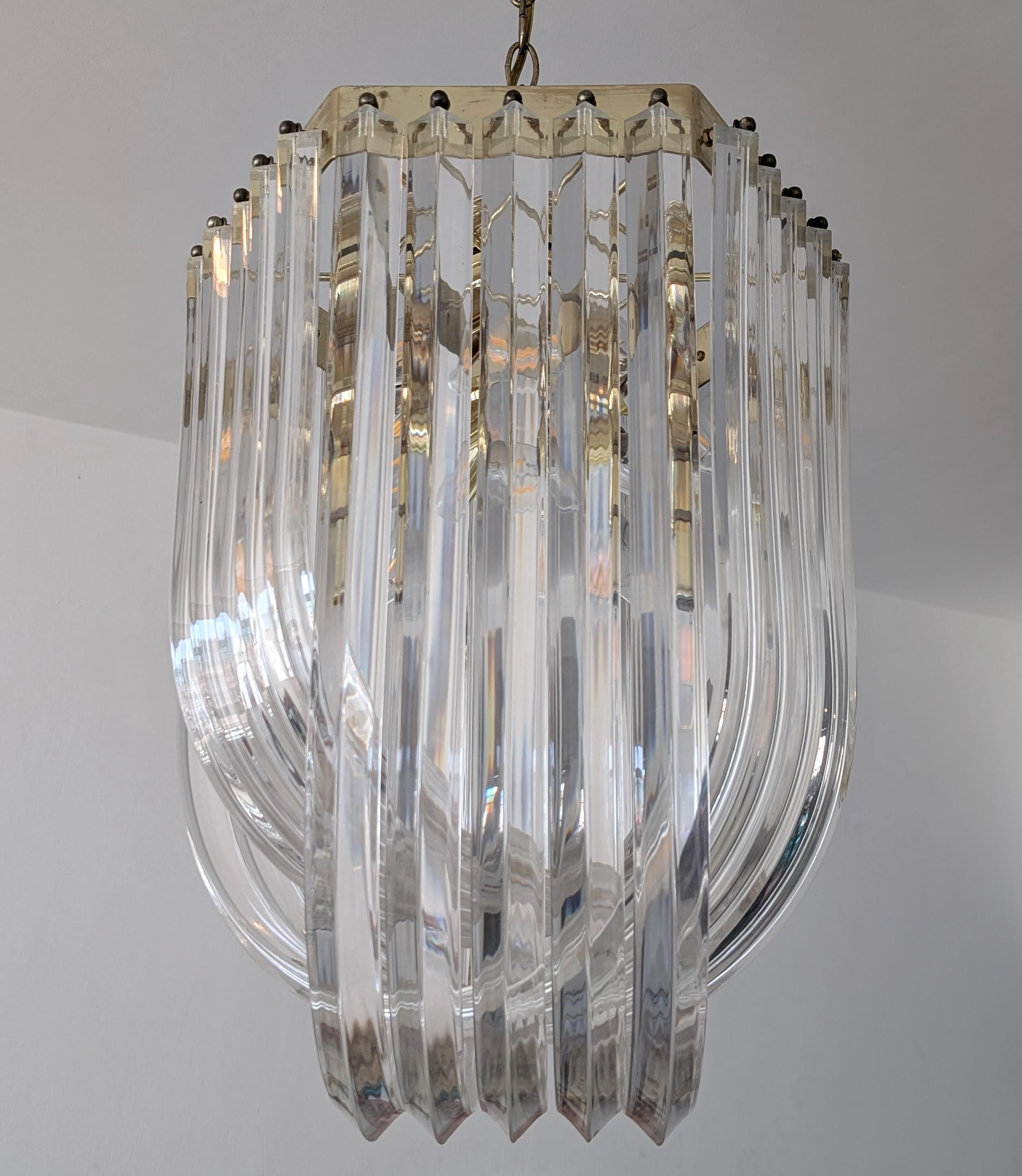 Large vintage brass & lucite ribbon loop chandelier / pendant USA 1970s / 1980s Bon état - En vente à Hastings, GB