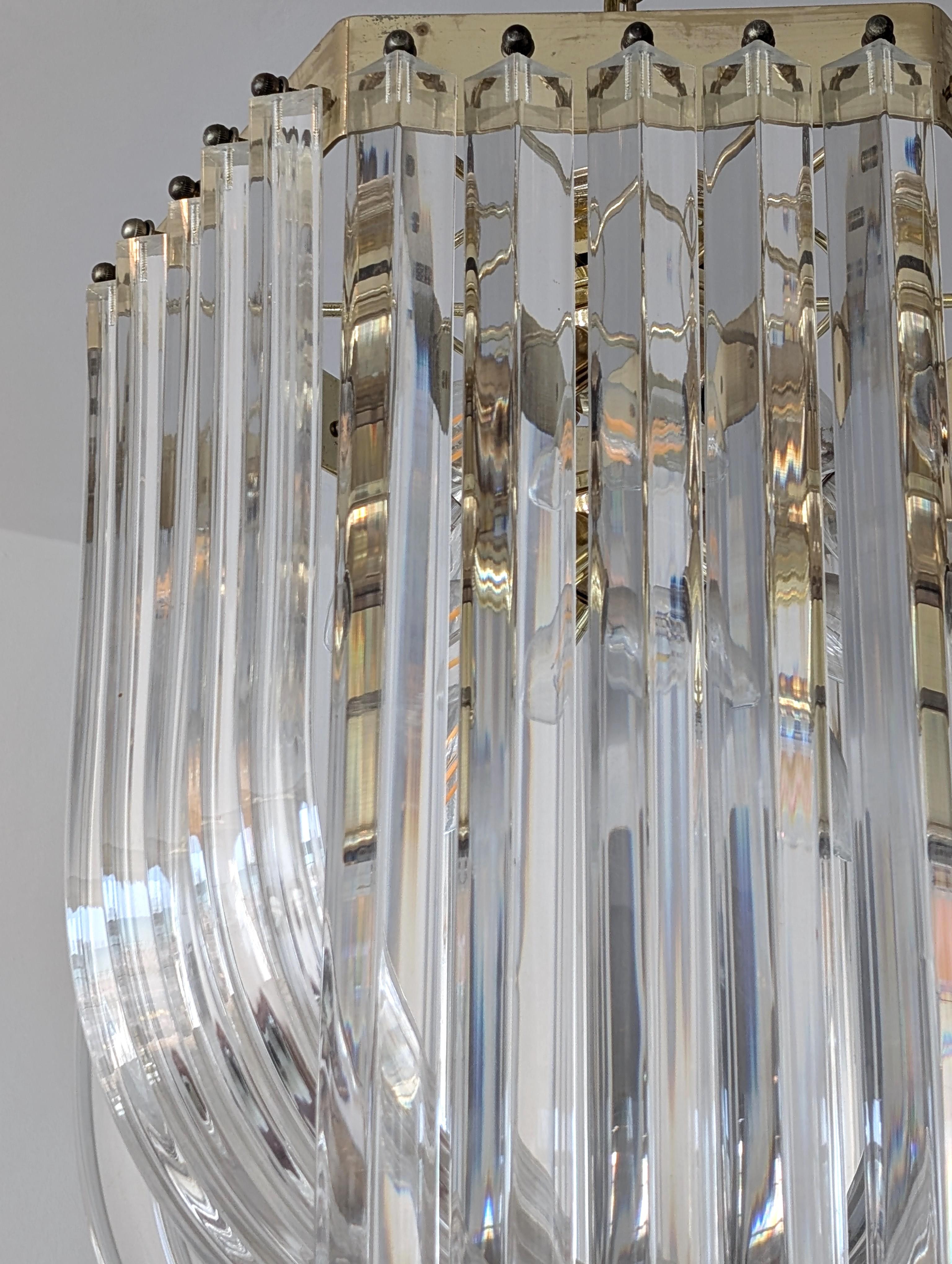 20ième siècle Large vintage brass & lucite ribbon loop chandelier / pendant USA 1970s / 1980s en vente