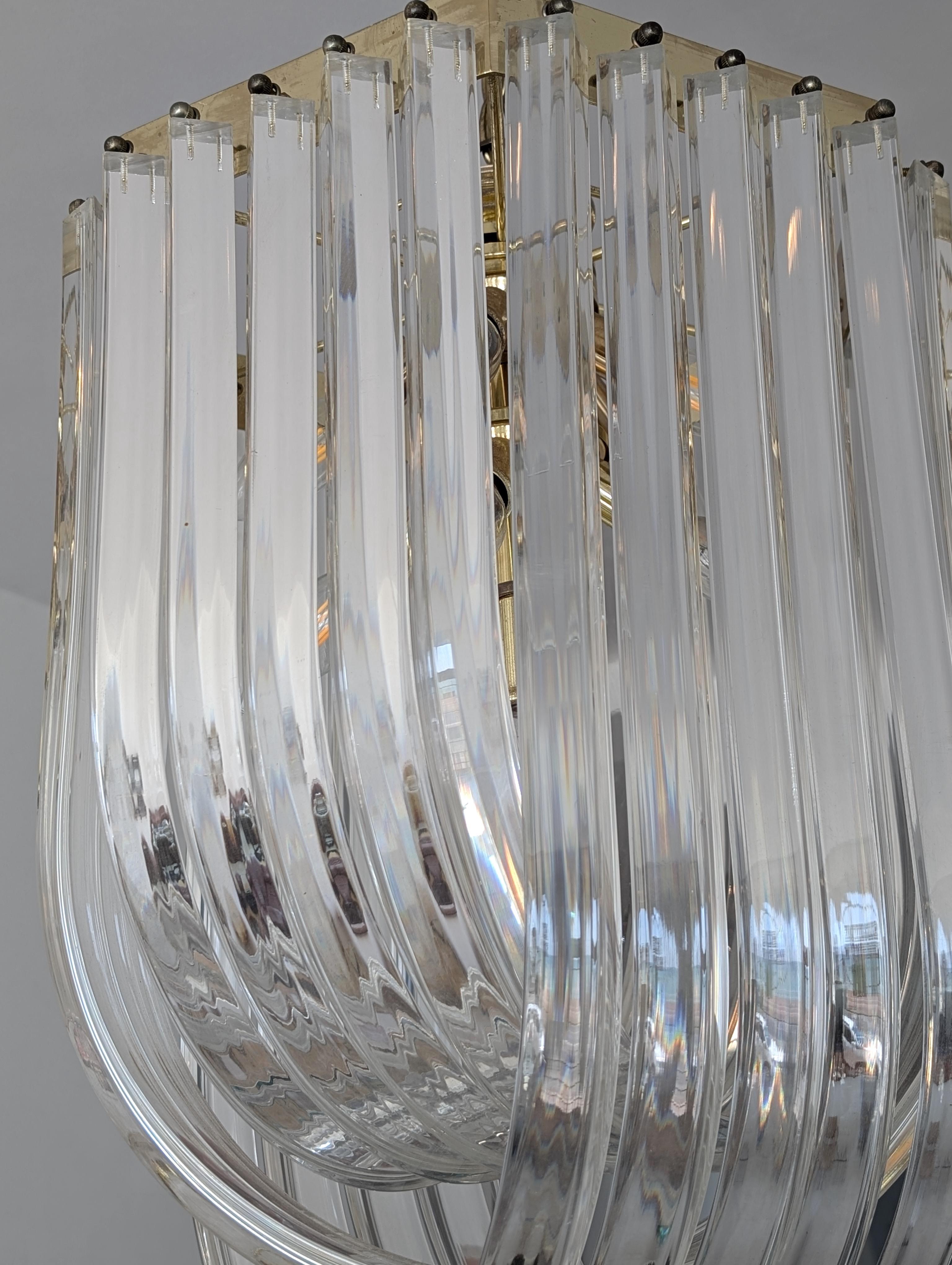 Laiton Large vintage brass & lucite ribbon loop chandelier / pendant USA 1970s / 1980s en vente