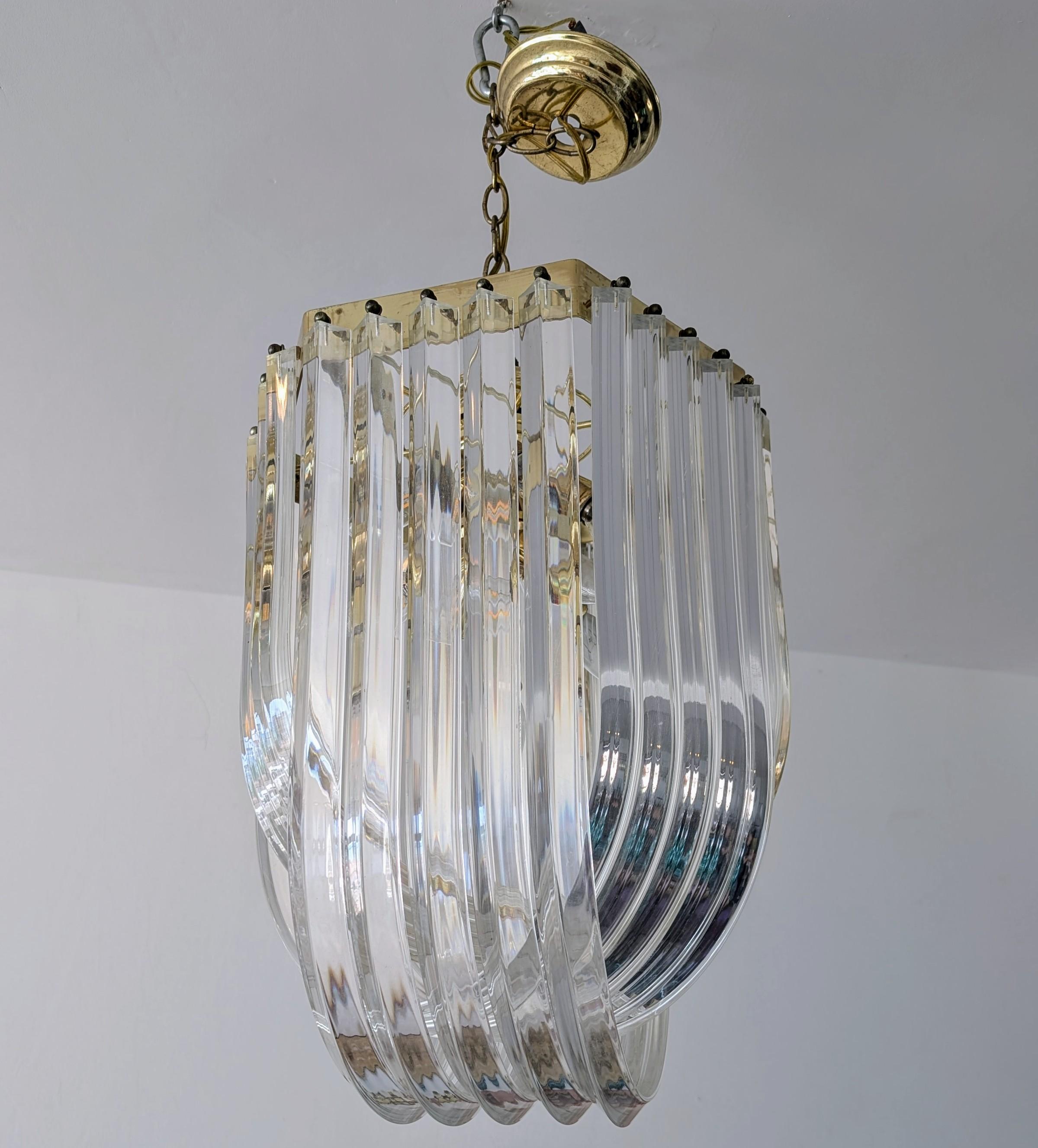 Large vintage brass & lucite ribbon loop chandelier / pendant USA 1970s / 1980s en vente 1
