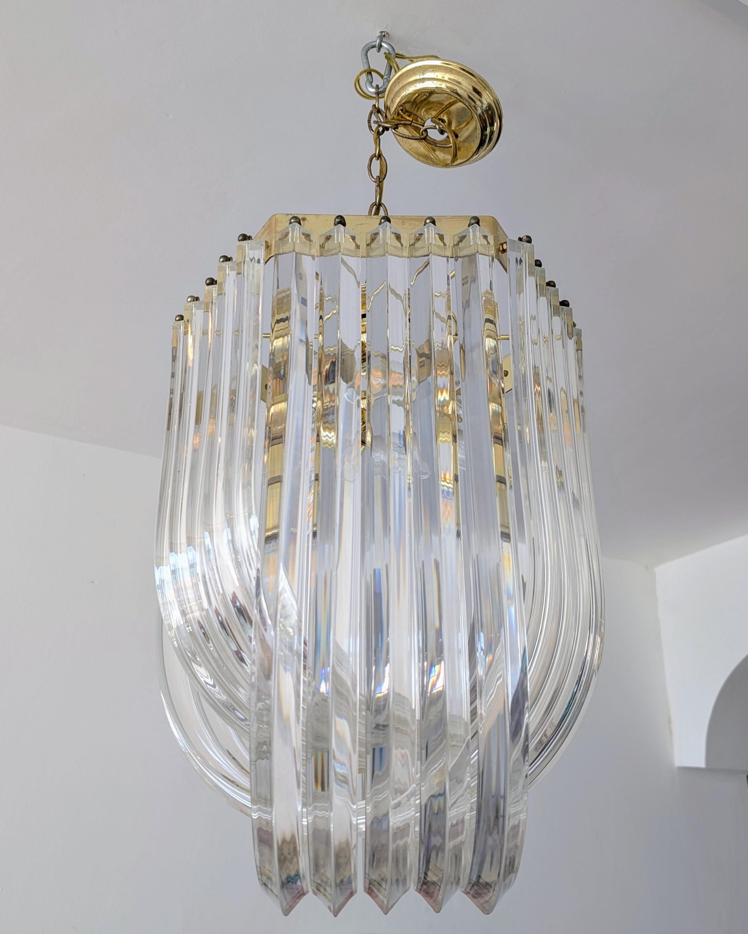 Large vintage brass & lucite ribbon loop chandelier / pendant USA 1970s / 1980s en vente 2