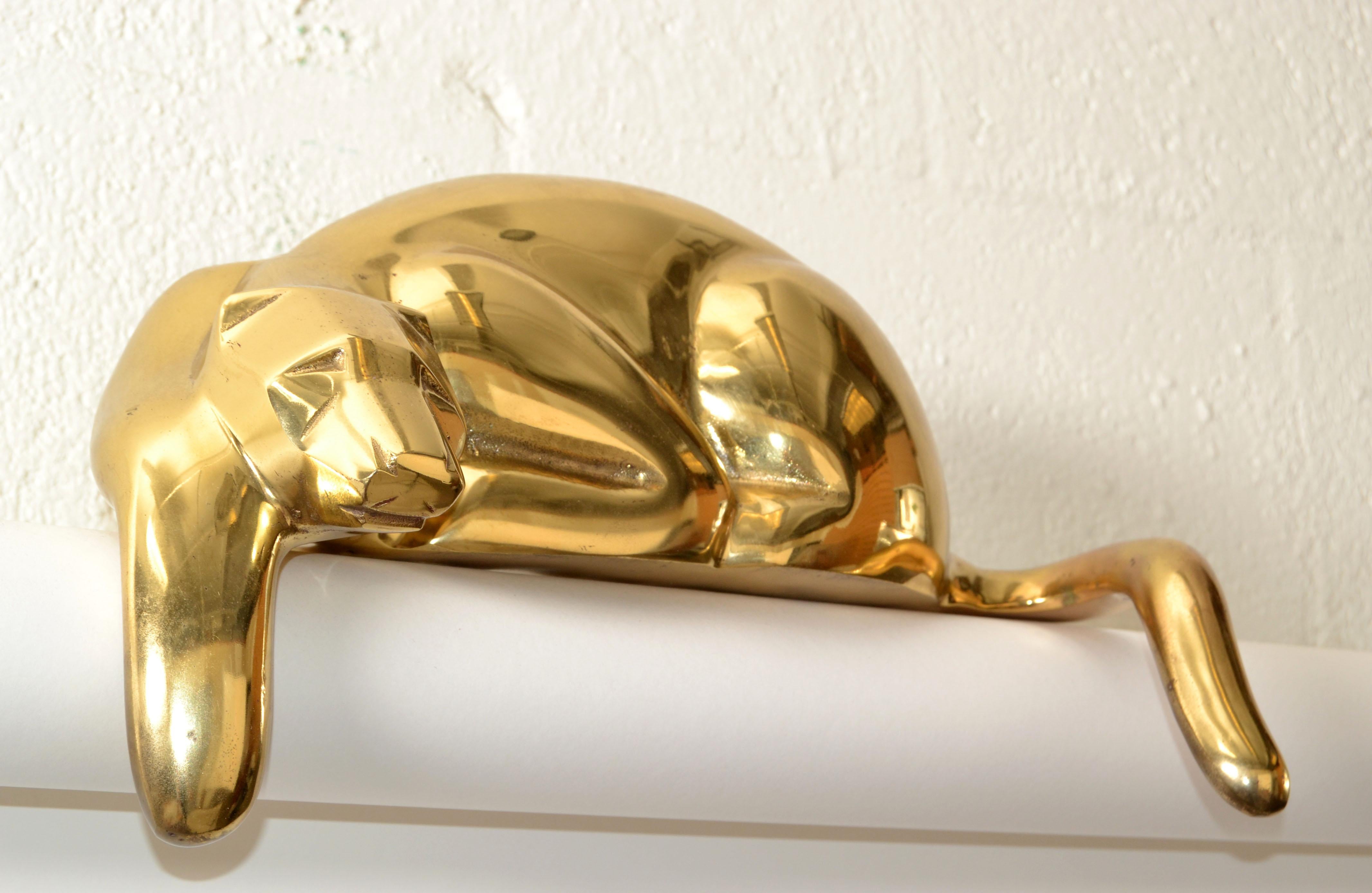 This is a beautiful panther sculpture made out of brass and it is made to hang over a shelf.
Hollywood Regency Style, wonderfully crafted with great curves and lines.