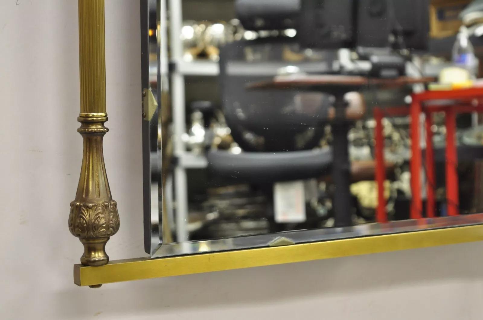 Grand miroir mural vintage Hollywood Regency en verre biseauté avec cadre à volutes en laiton en vente 5