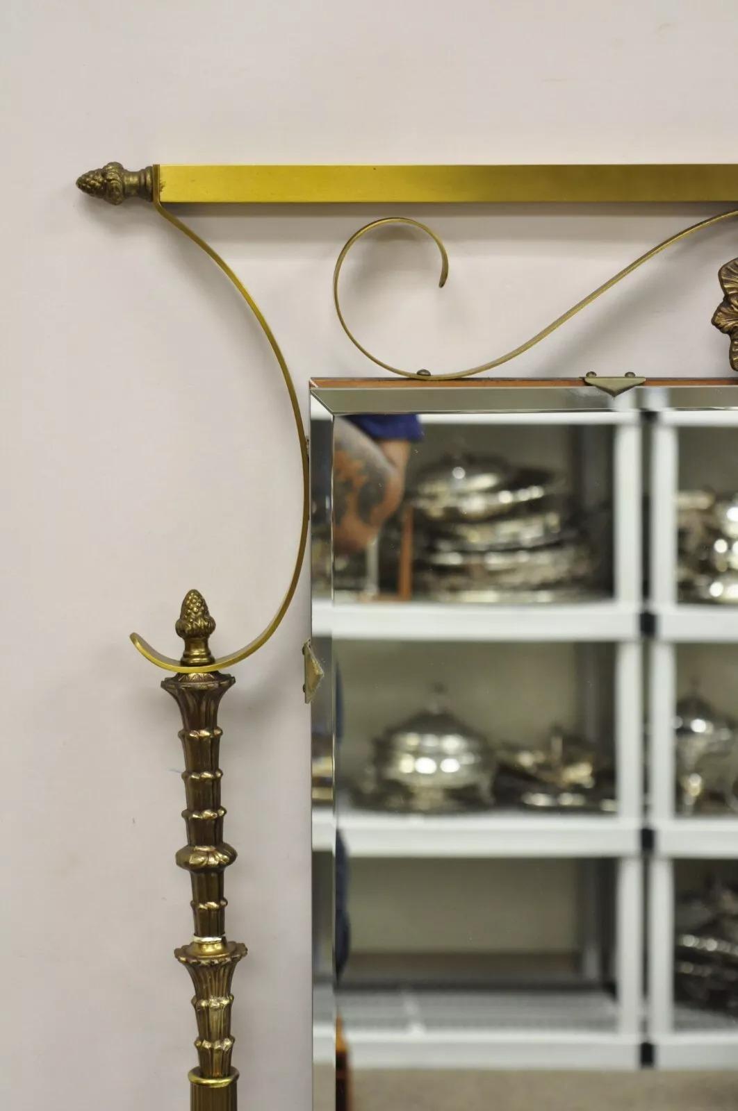 Inconnu Grand miroir mural vintage Hollywood Regency en verre biseauté avec cadre à volutes en laiton en vente