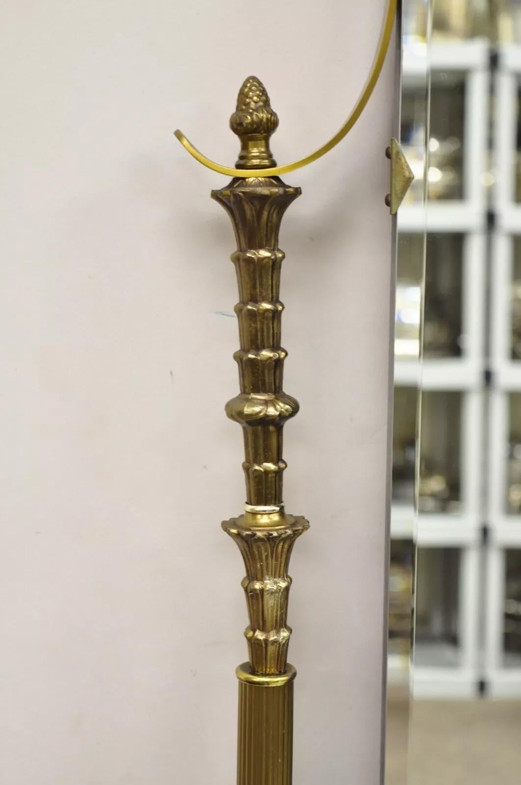 20ième siècle Grand miroir mural vintage Hollywood Regency en verre biseauté avec cadre à volutes en laiton en vente