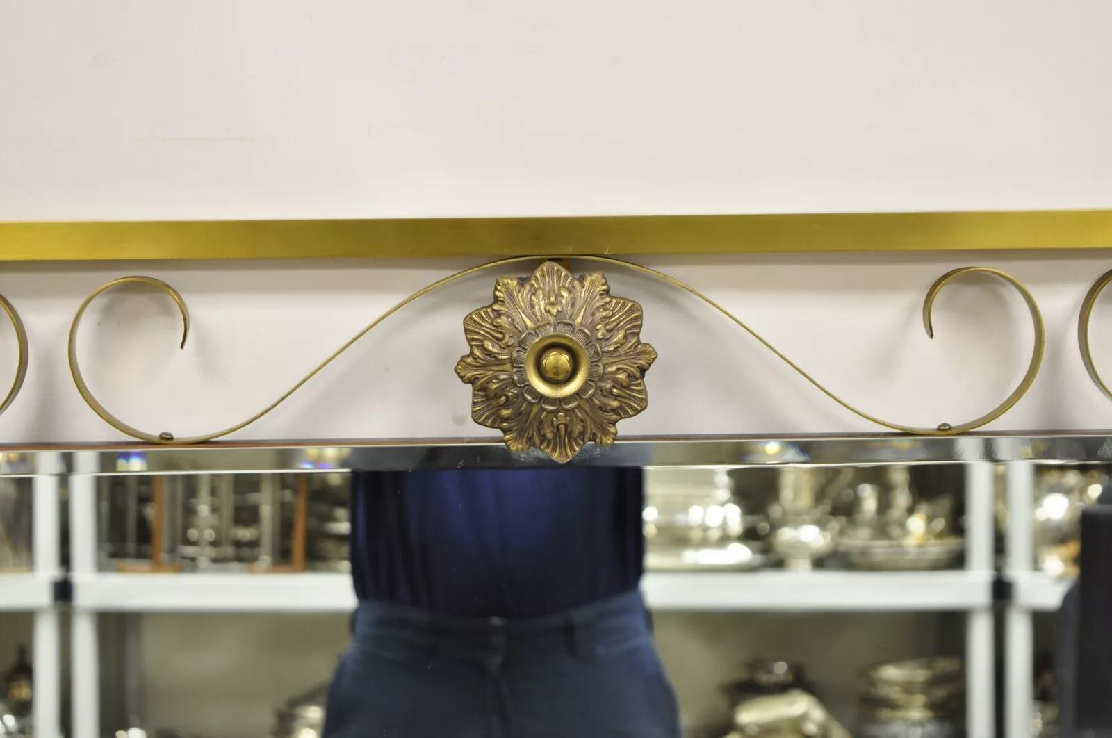 Laiton Grand miroir mural vintage Hollywood Regency en verre biseauté avec cadre à volutes en laiton en vente