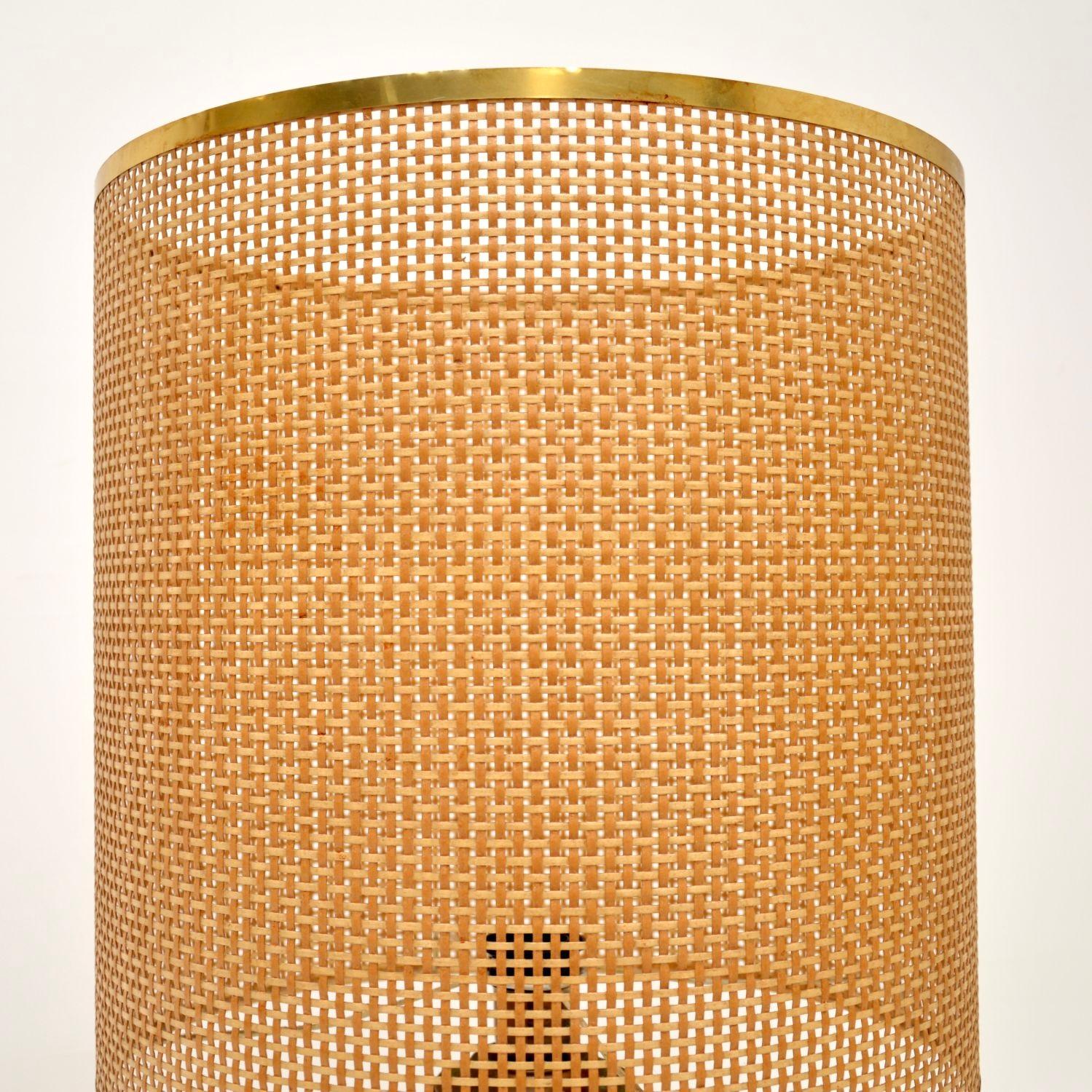 Une belle et très impressionnante lampe de table vintage en laiton. Il a été fabriqué en Angleterre, il date des années 1960 environ.

Le laiton battu est magnifiquement vieilli et présente une patine étonnante, montrant juste la bonne quantité