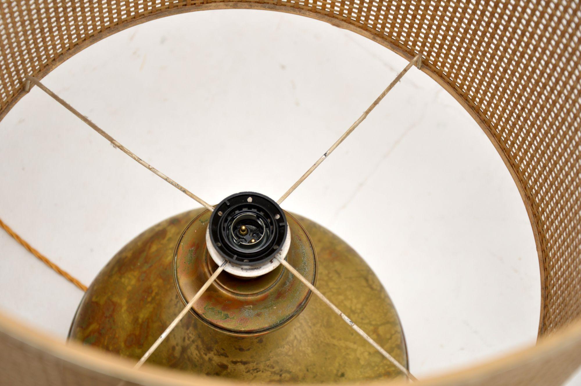 Milieu du XXe siècle Grande lampe de table en laiton en vente
