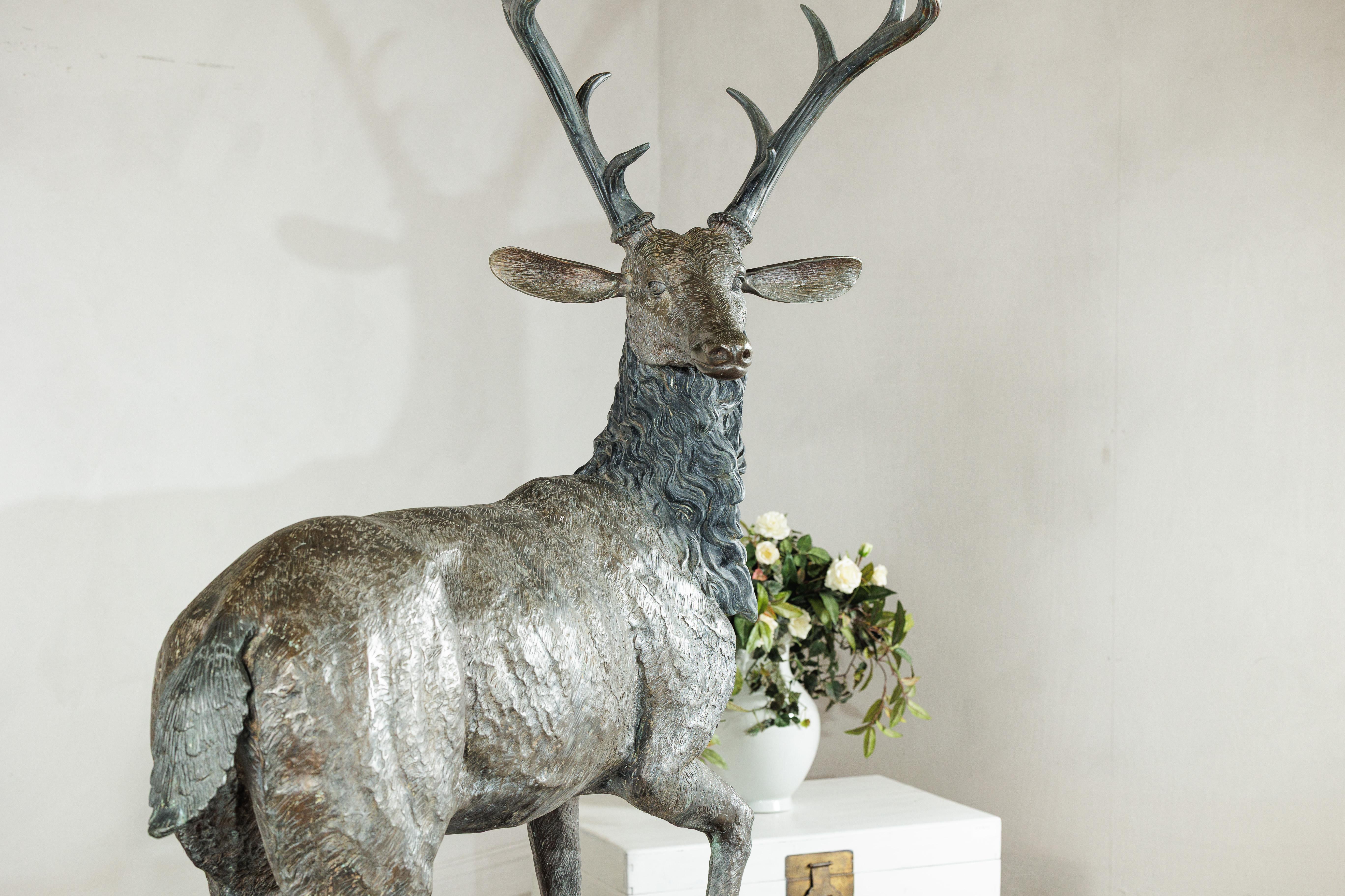 Grande scultura in bronzo d'epoca di cervo su base rocciosa in stile francese in vendita 4