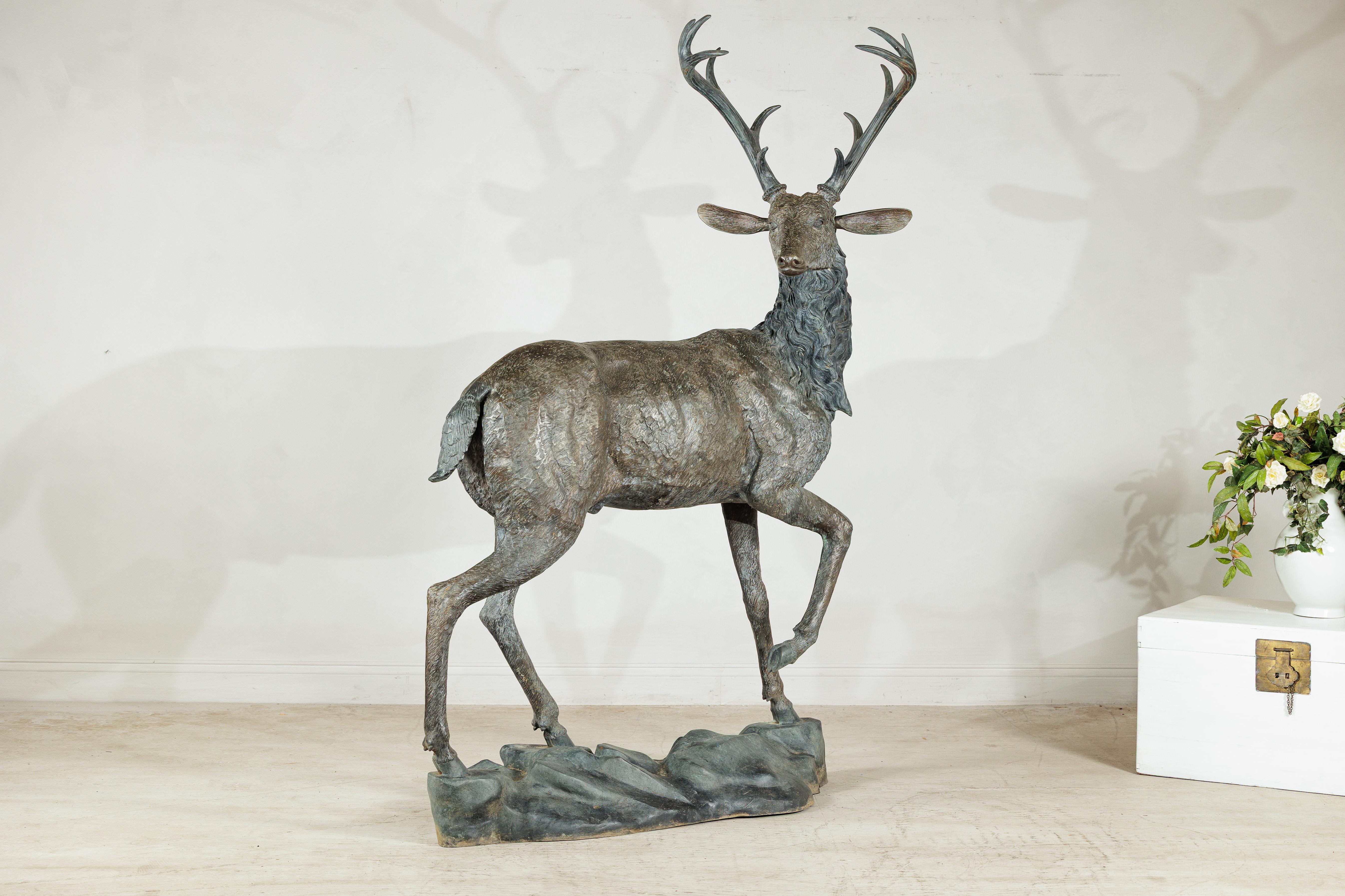 Grande scultura in bronzo d'epoca di cervo su base rocciosa in stile francese in vendita 6