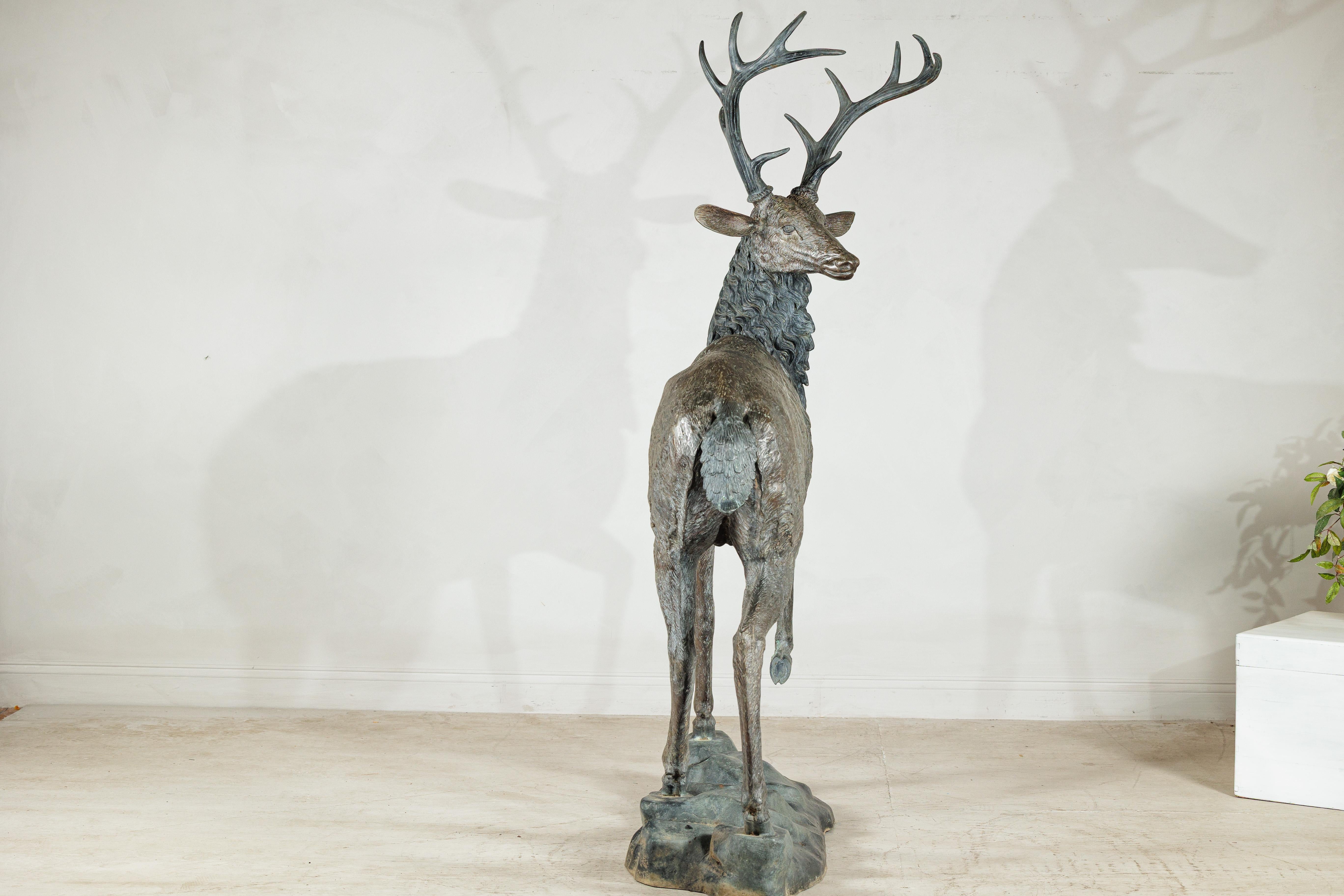 Grande scultura in bronzo d'epoca di cervo su base rocciosa in stile francese in vendita 7