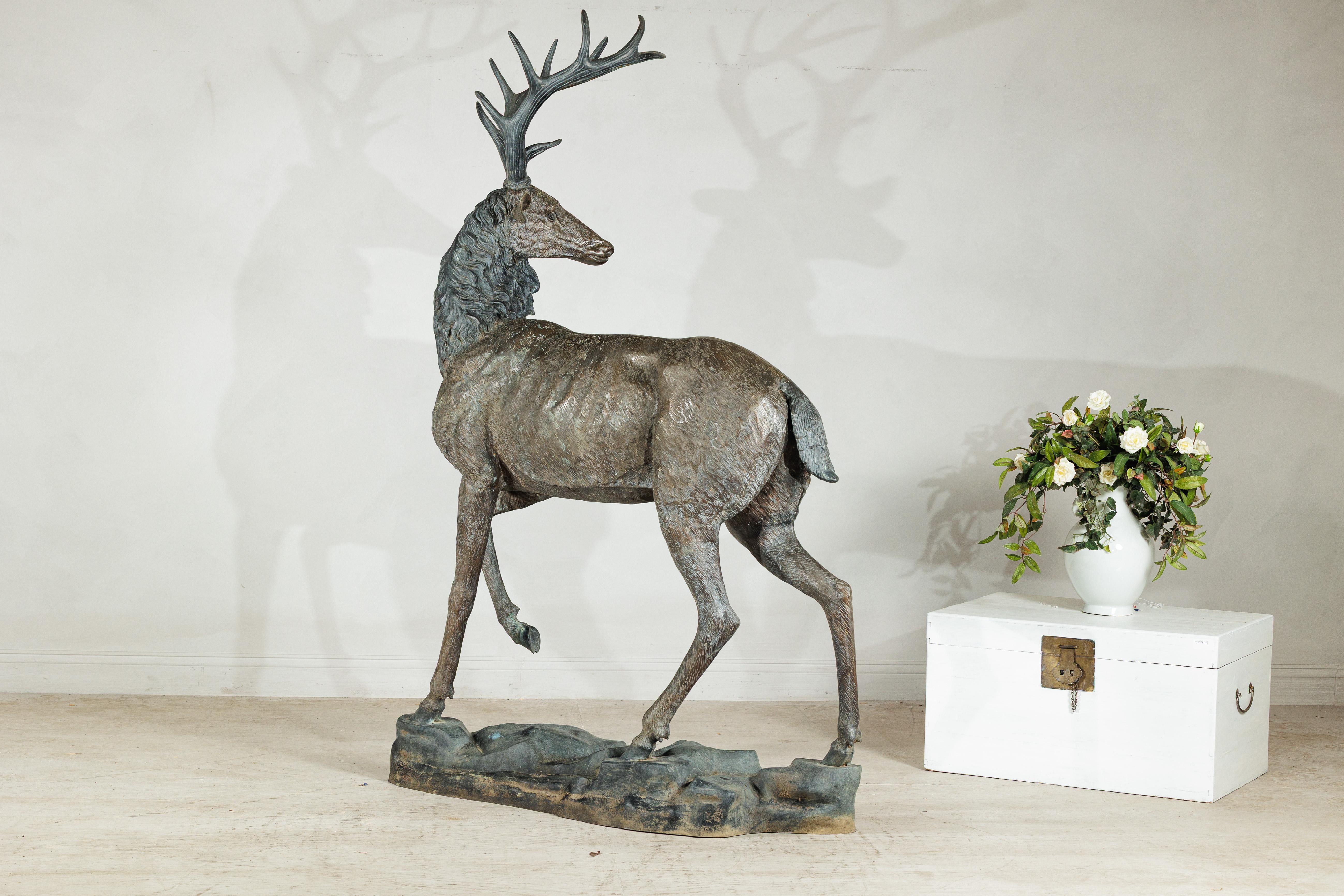 Grande scultura in bronzo d'epoca di cervo su base rocciosa in stile francese in vendita 8