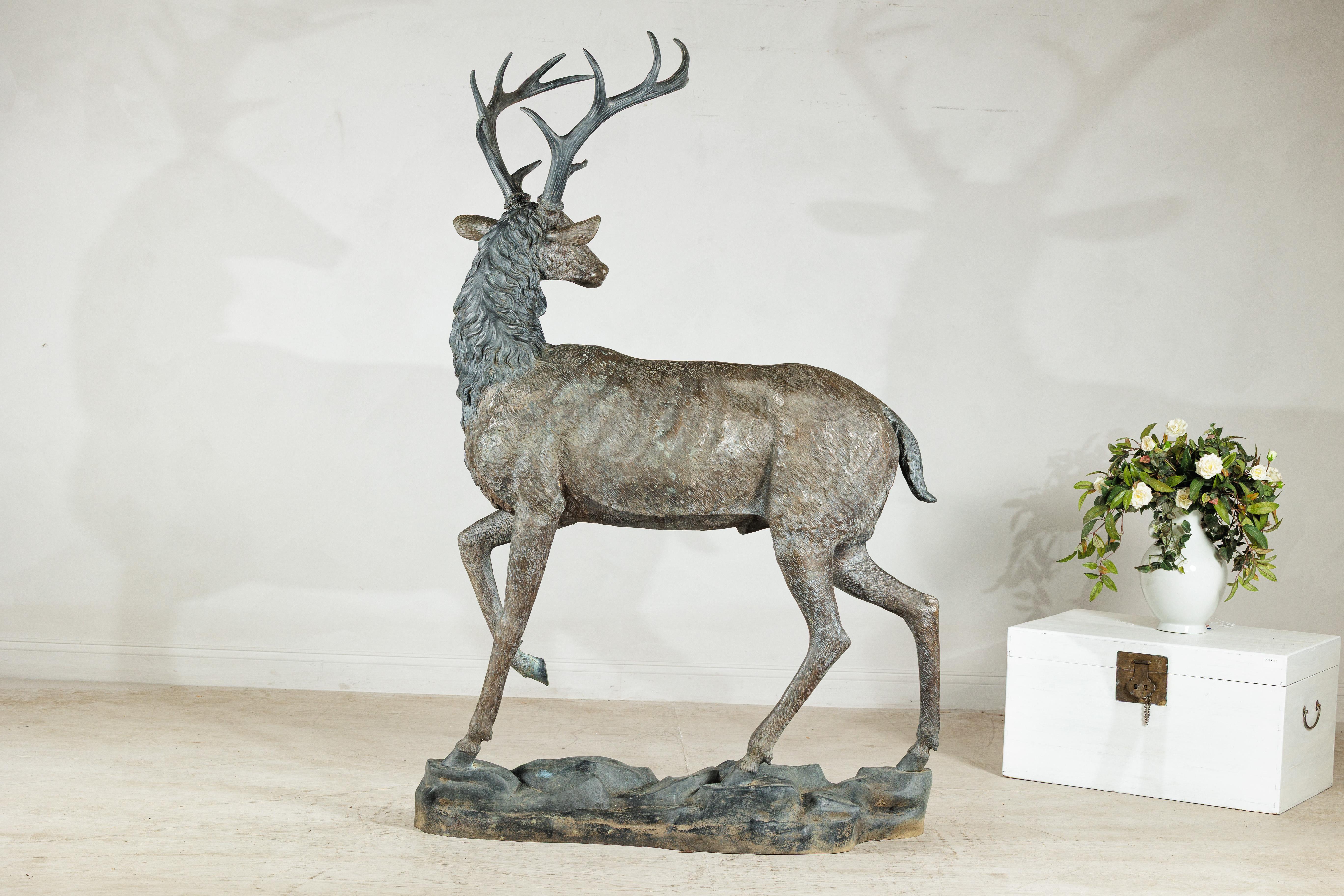 Grande scultura in bronzo d'epoca di cervo su base rocciosa in stile francese in vendita 9