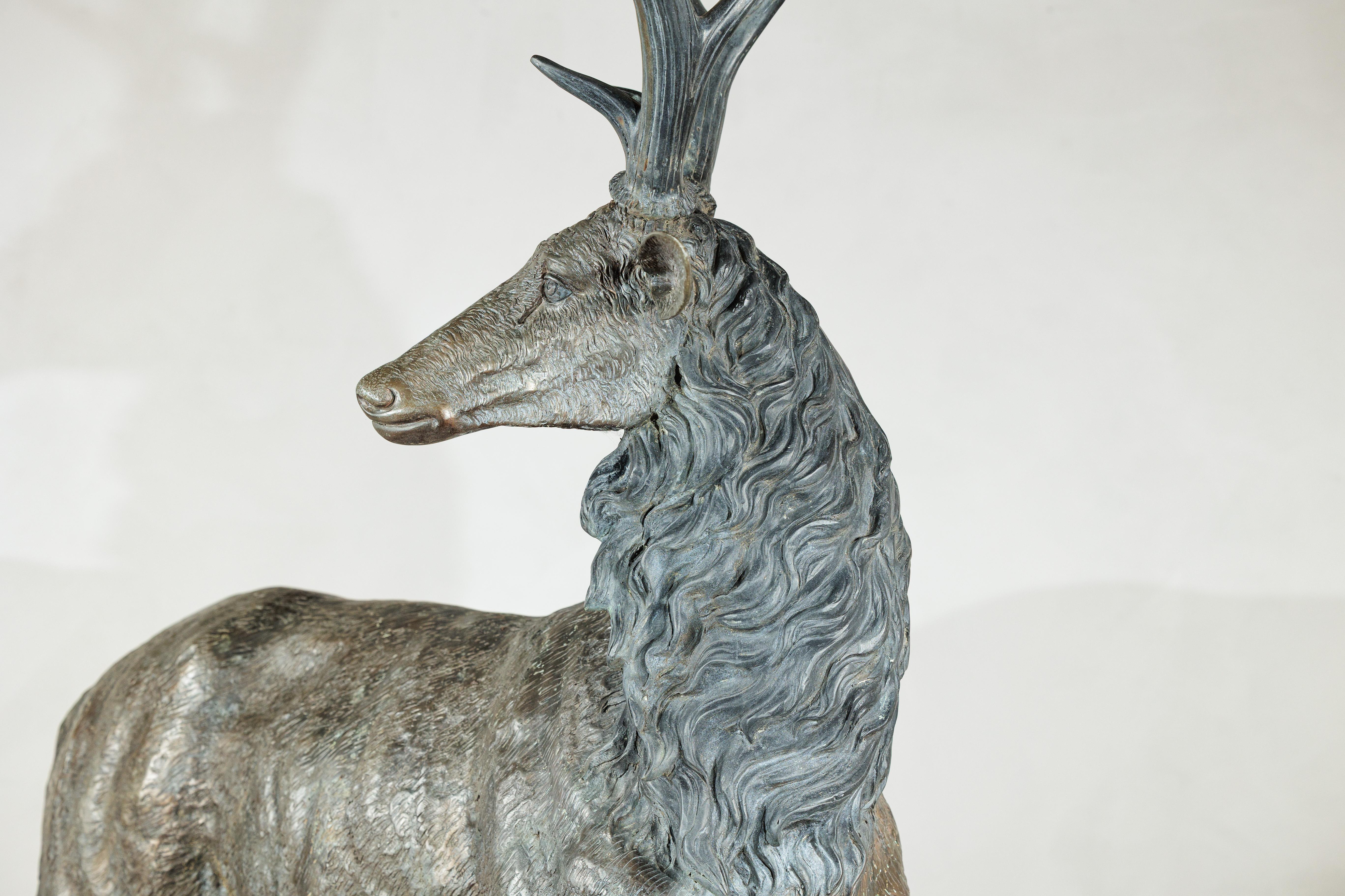 Grande scultura in bronzo d'epoca di cervo su base rocciosa in stile francese in vendita 12