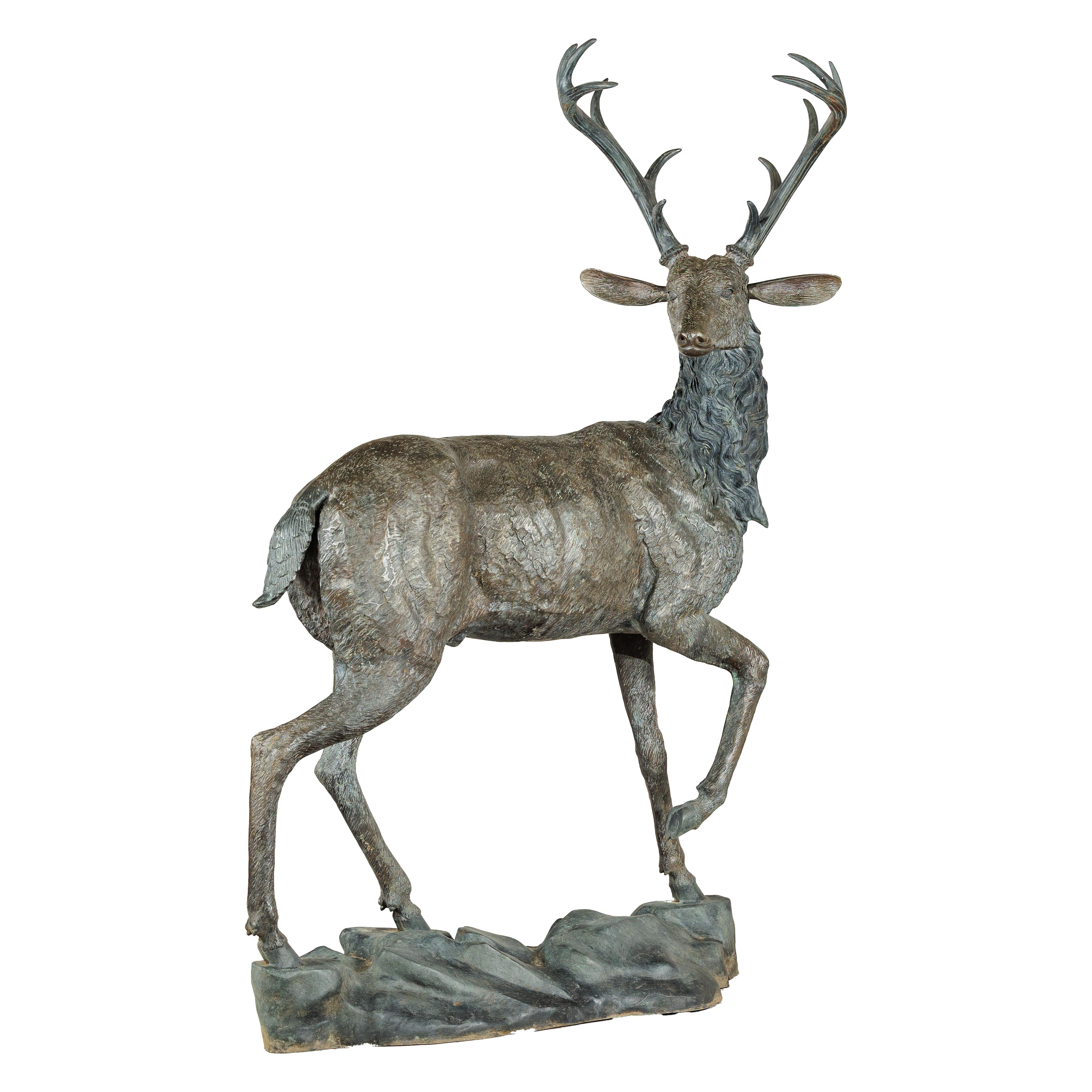 Grande scultura in bronzo d'epoca di cervo su base rocciosa in stile francese in vendita 13