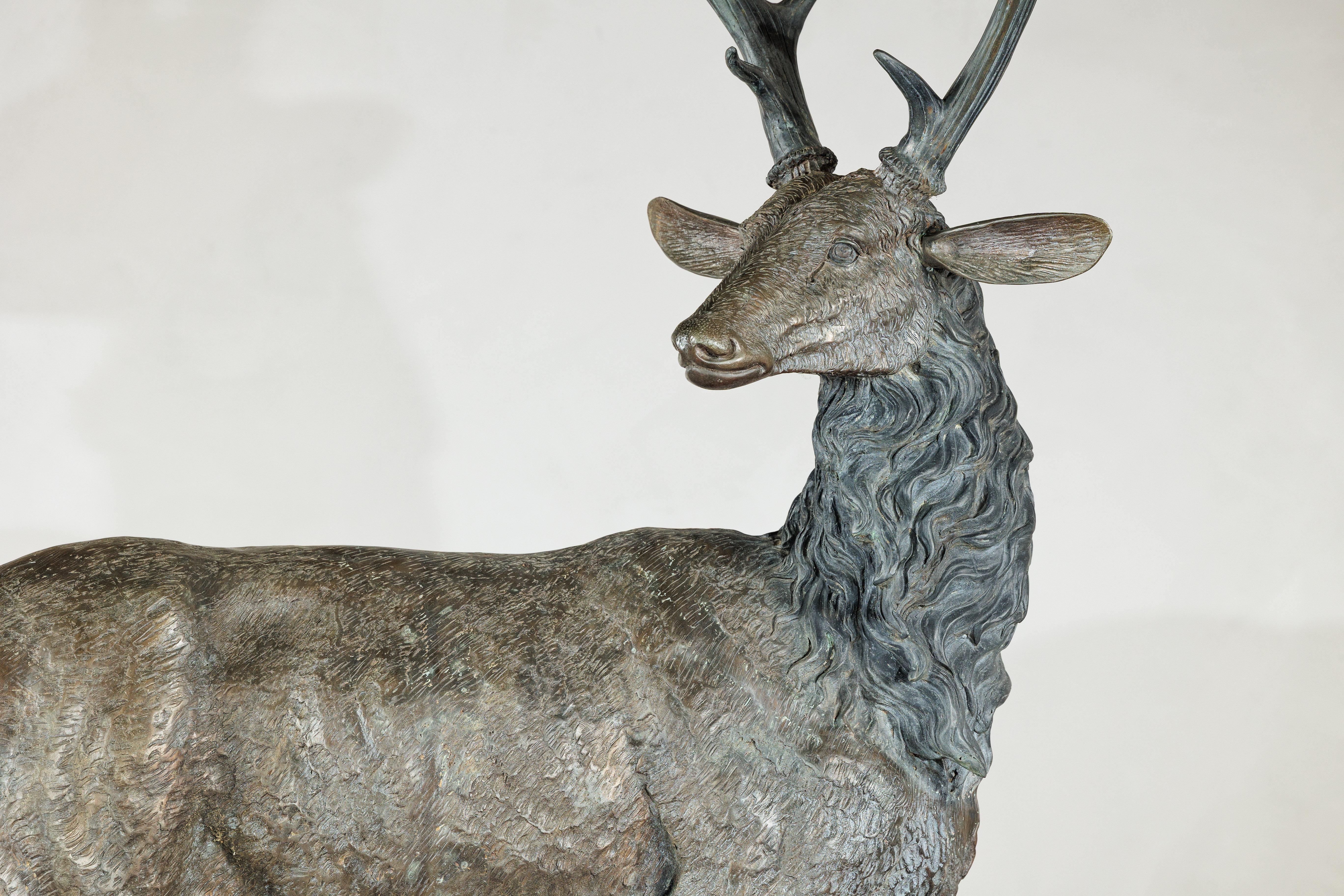 Calco Grande scultura in bronzo d'epoca di cervo su base rocciosa in stile francese in vendita