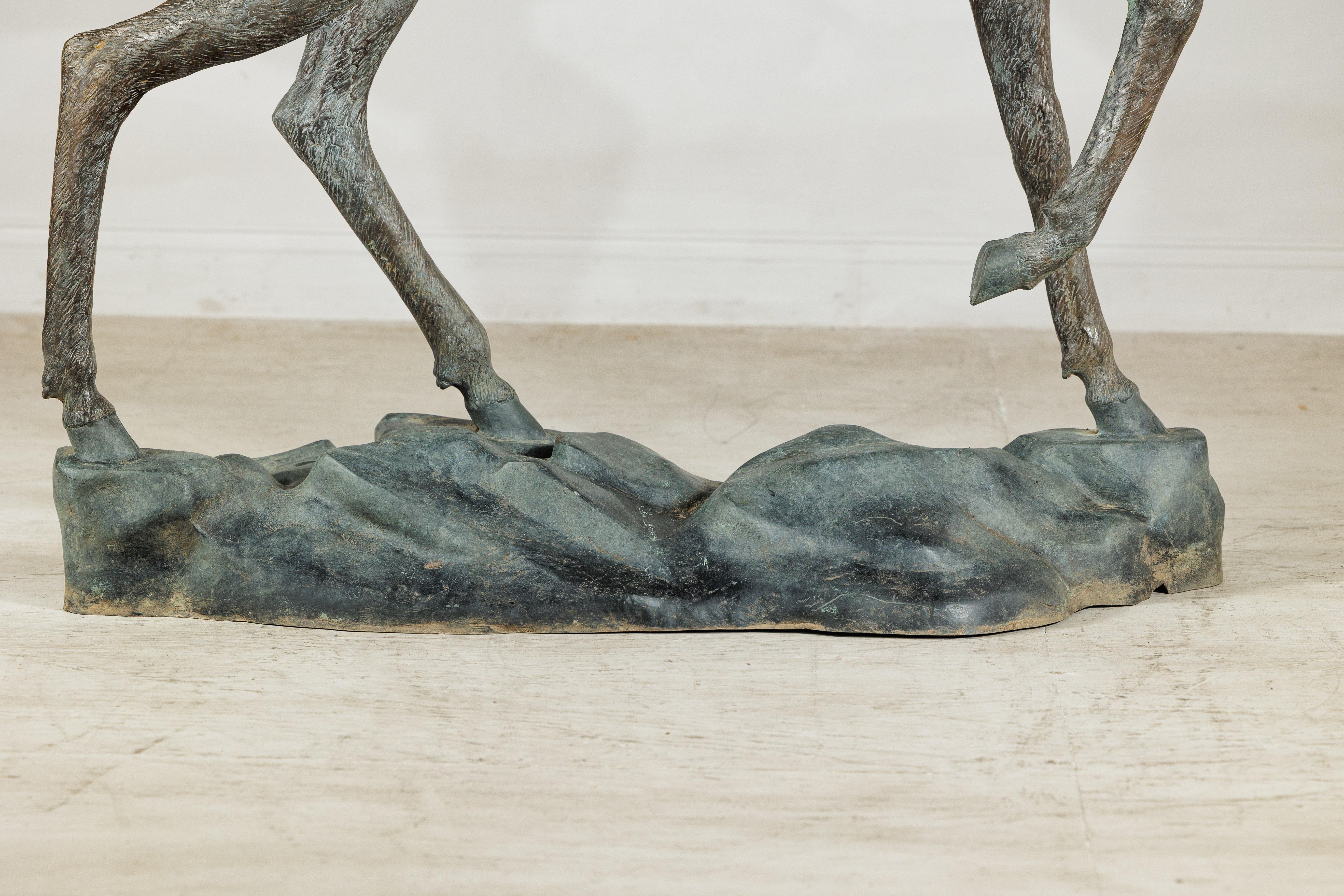 Grande scultura in bronzo d'epoca di cervo su base rocciosa in stile francese in vendita 1