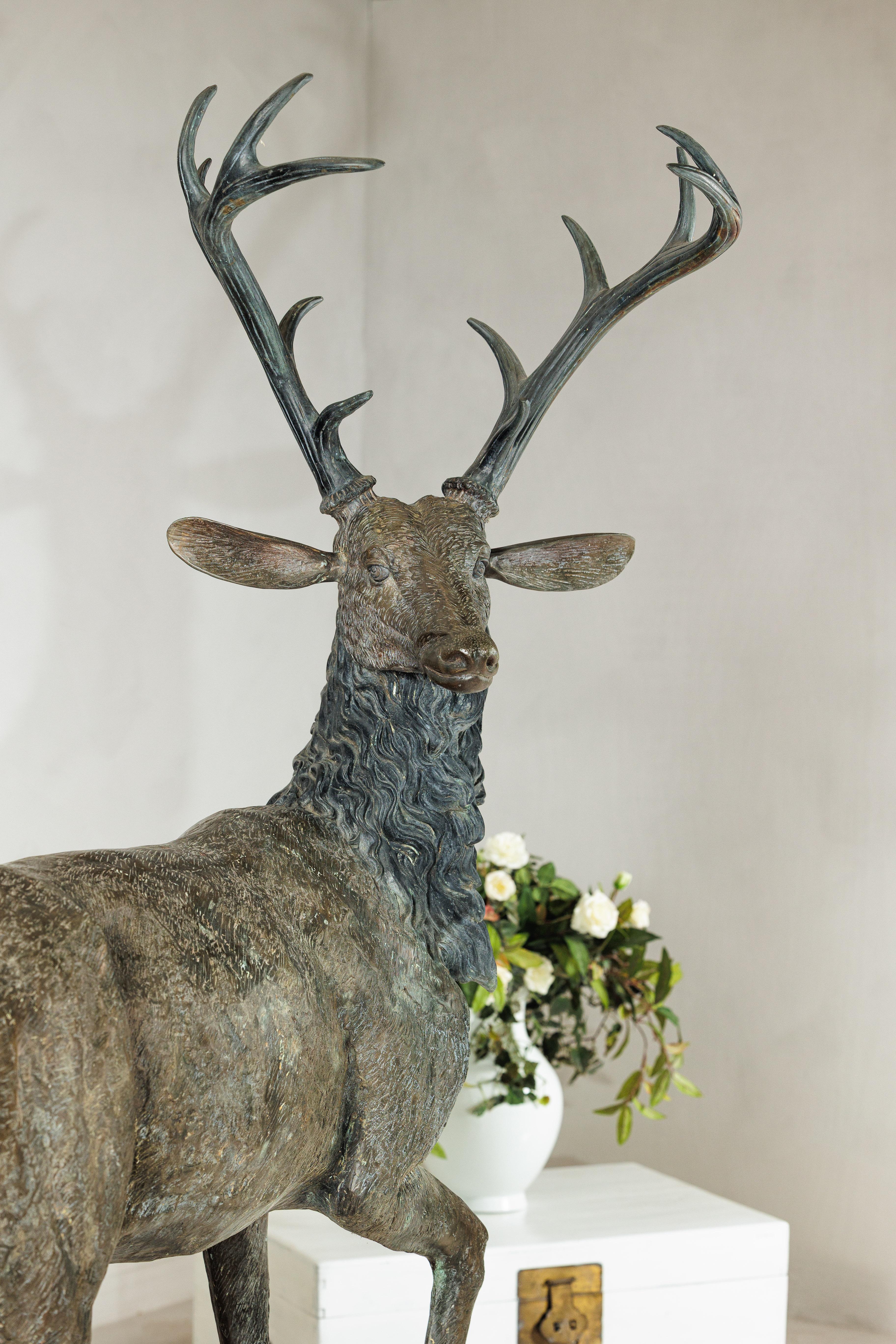 Grande scultura in bronzo d'epoca di cervo su base rocciosa in stile francese in vendita 3