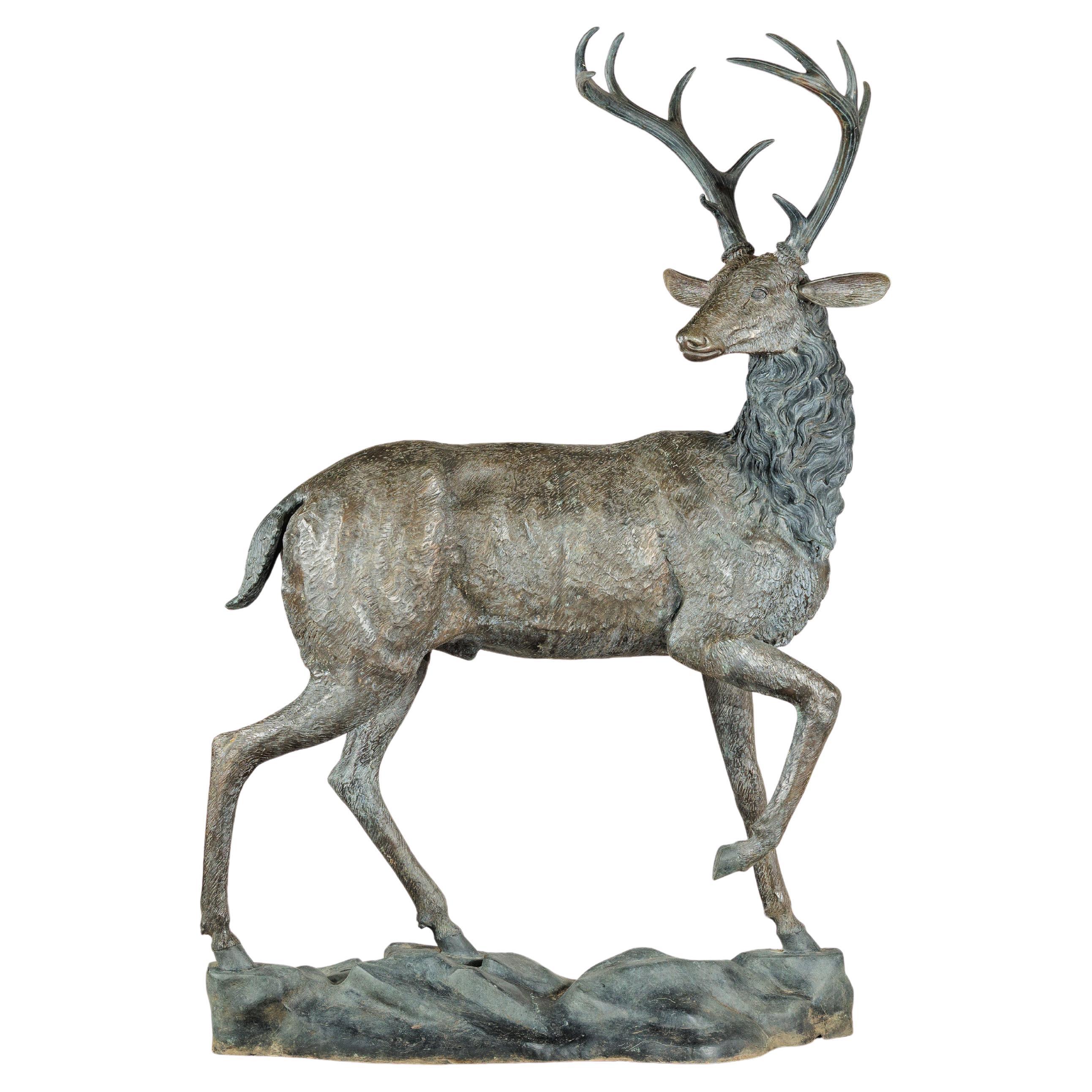 Grande sculpture vintage en bronze de cerf sur base rocheuse de style français