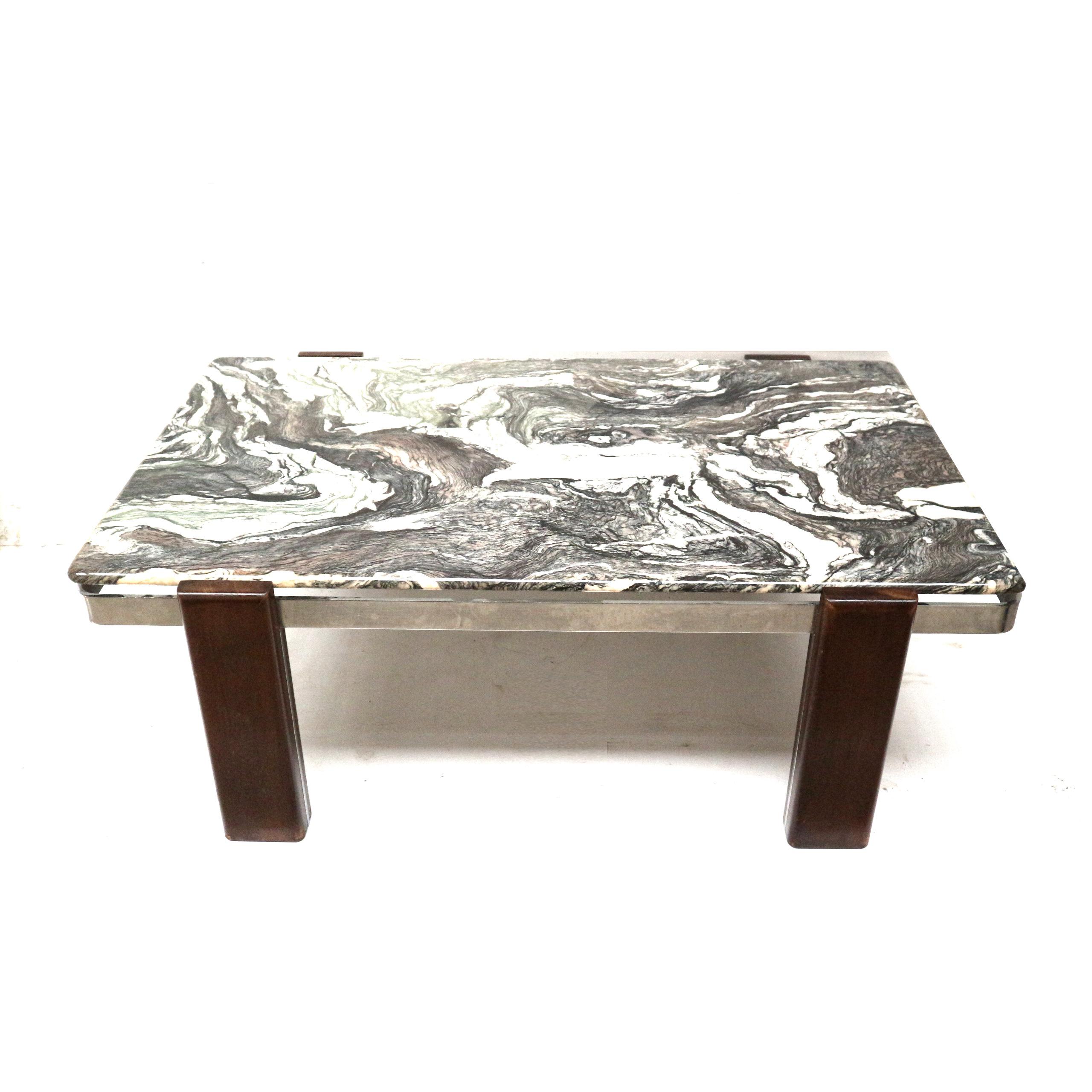 Grande table basse vintage en marbre brutaliste fabriquée dans les années 70.

Dimensions :
Longueur : 135 cm
Profondeur : 86,5 cm
Hauteur : 47.5 cm

La table présente des rayures sur le plateau.