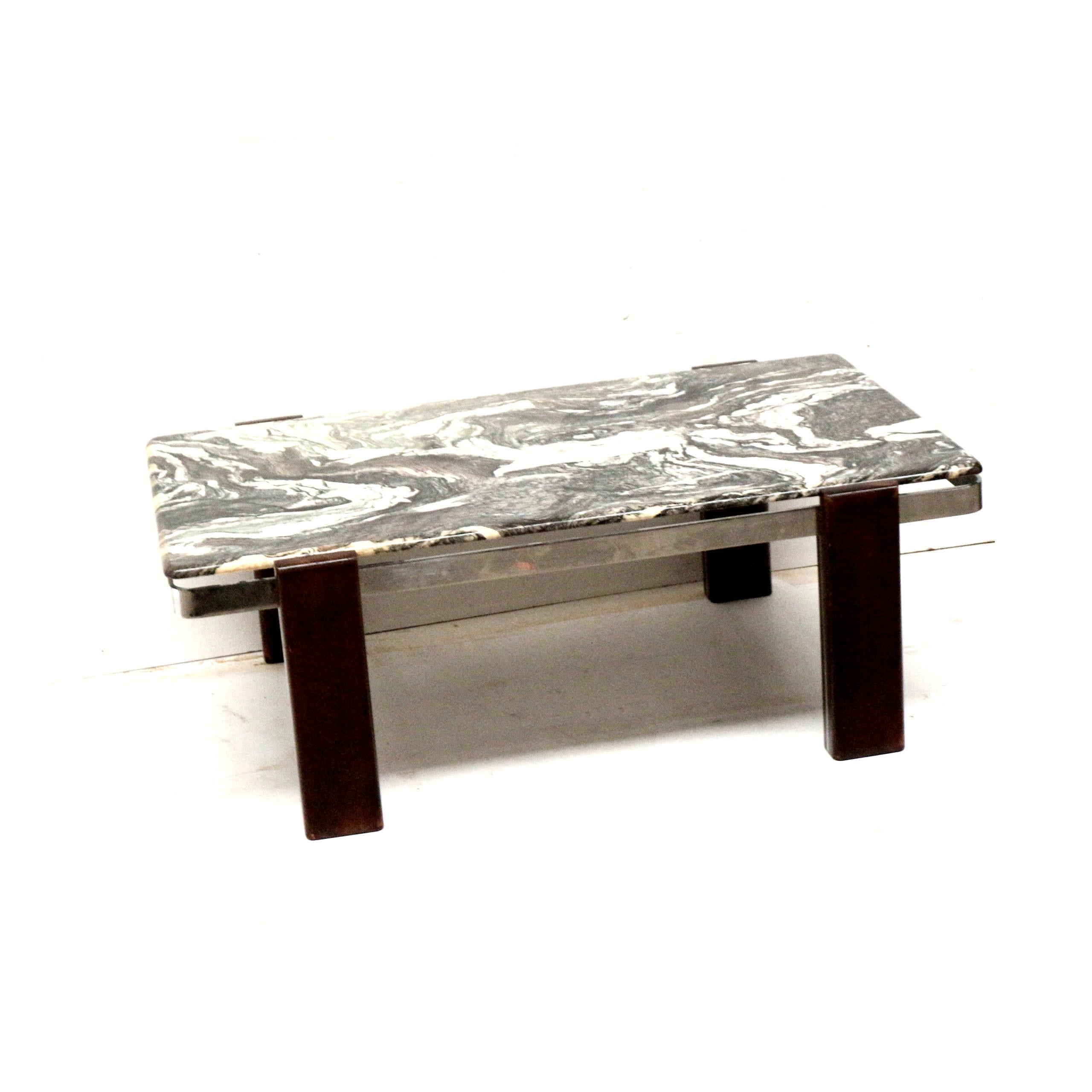 Grande table basse brutaliste en marbre fabriquée dans les années 70 Bon état - En vente à Breda, NB