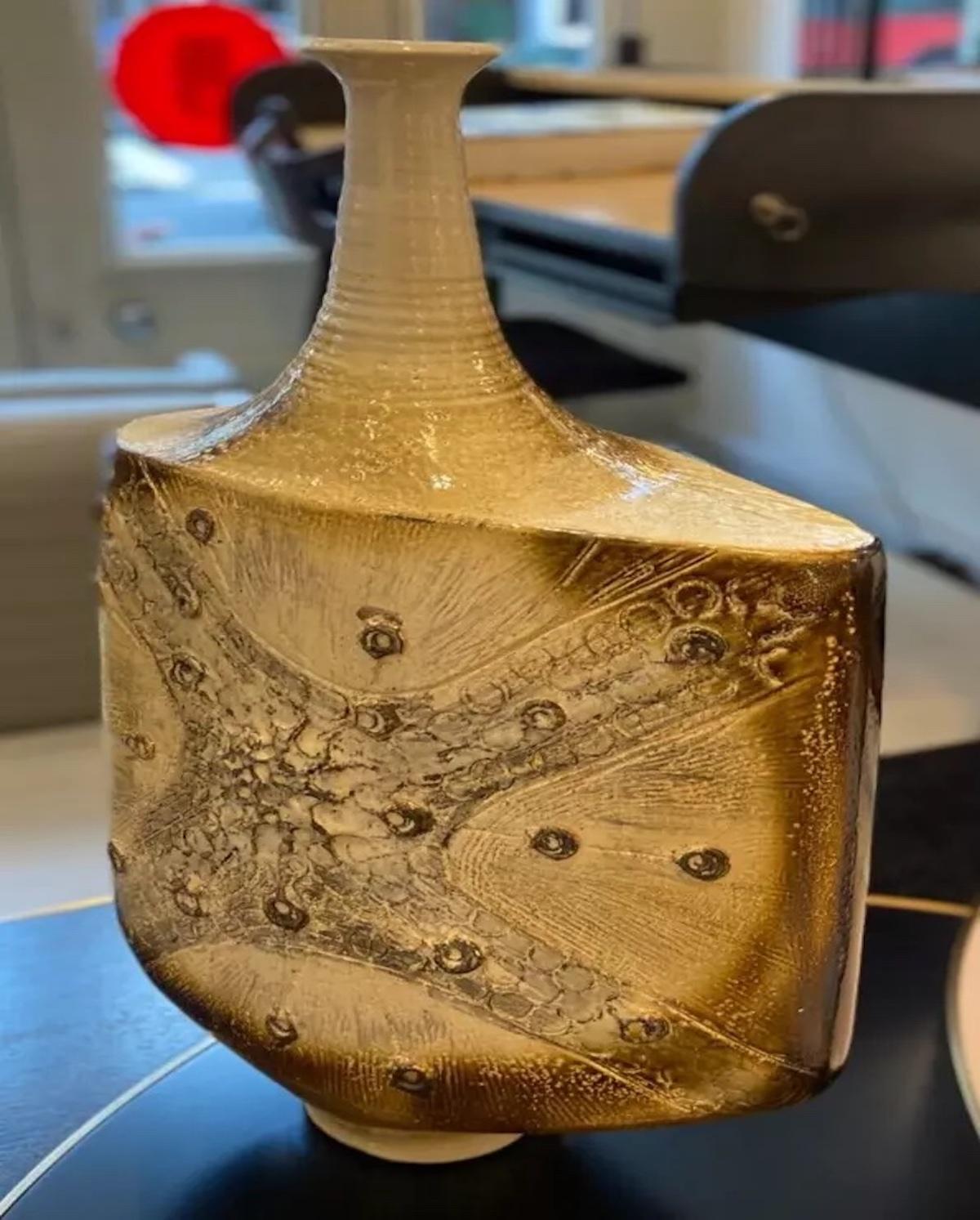 Diese brutalistische Studio-Vase im Vintage-Stil ist mit ihrem kühnen, strukturierten, patinierten Design auf der Vorderseite und einem satten, dunkelbraunen Ombre-Finish an den Rändern und auf der Rückseite ein auffälliges Statement. Seine