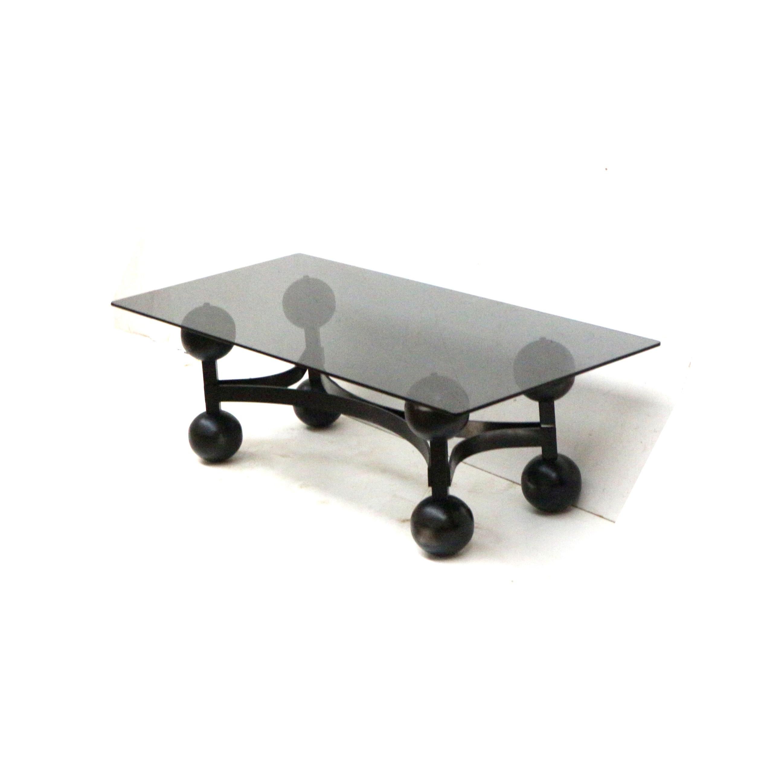 Grande table basse brutaliste de l'ère spatiale avec plateau en verre fabriqué dans les années 70 Bon état - En vente à Breda, NB