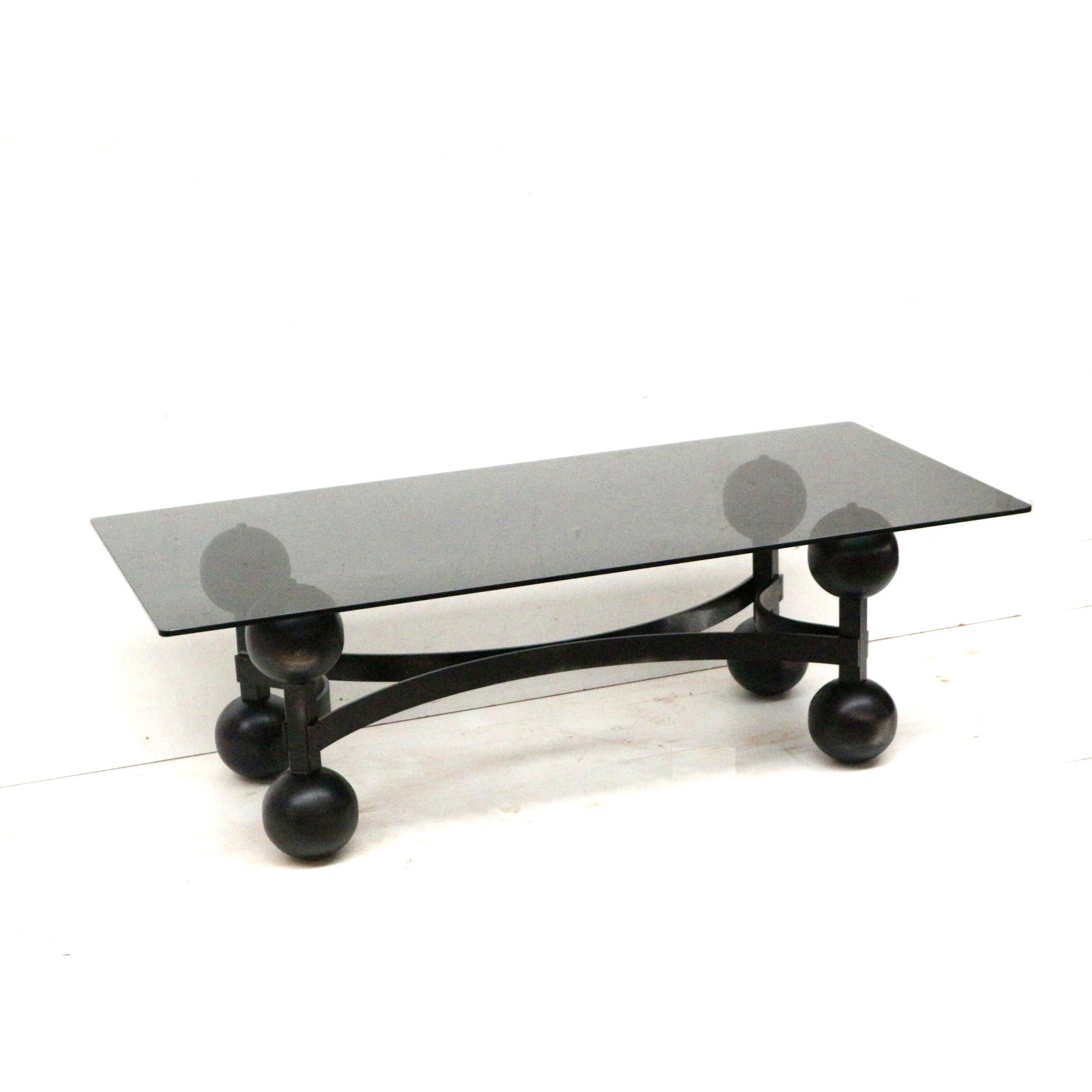 Métal Grande table basse brutaliste de l'ère spatiale avec plateau en verre fabriqué dans les années 70 en vente