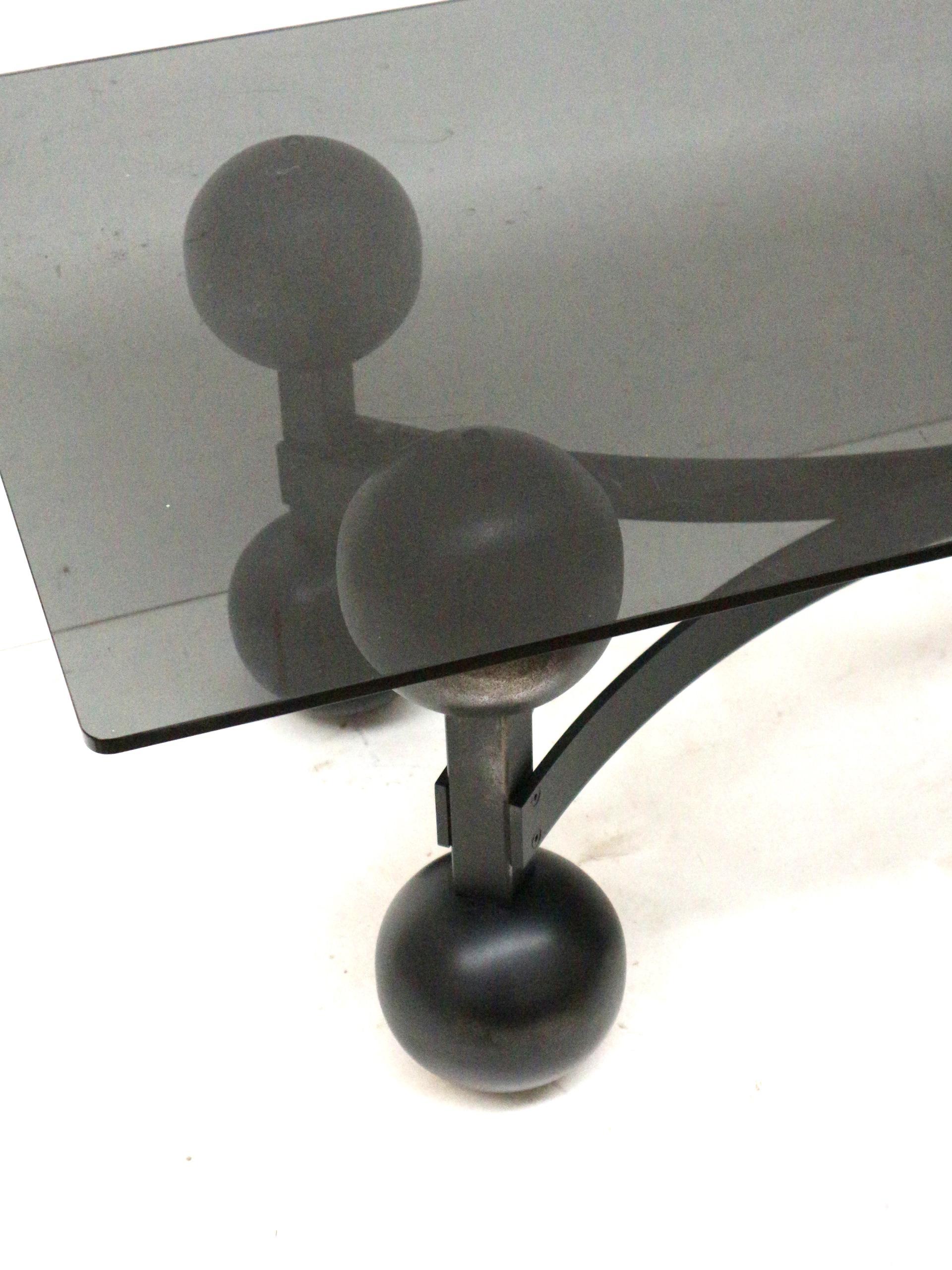 Grande table basse brutaliste de l'ère spatiale avec plateau en verre fabriqué dans les années 70 en vente 1