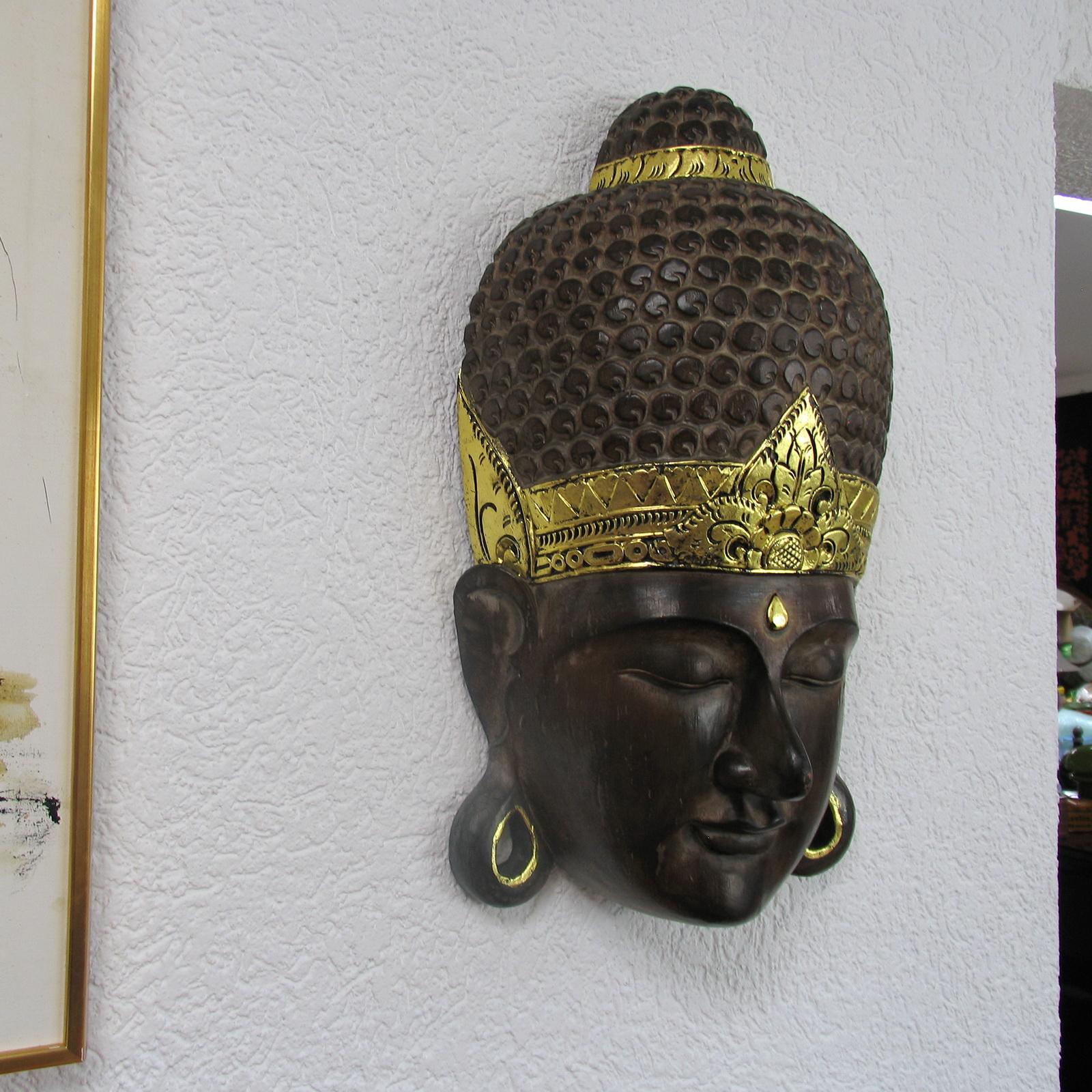 Fin du 20e siècle Grand masque mural vintage en bois sculpté à la main de Bouddha en vente