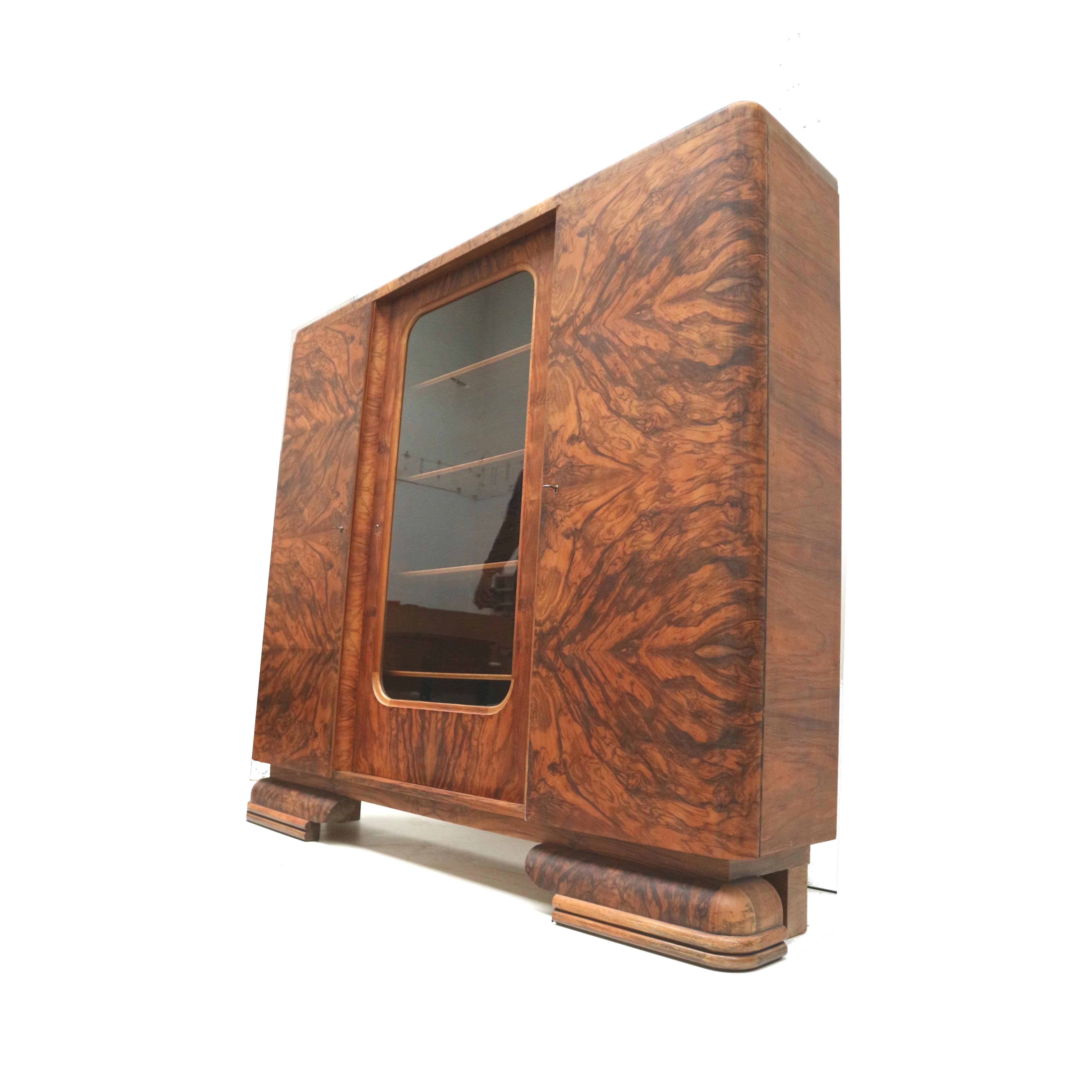 Grande mobile vintage in radica di noce Art Déco realizzato negli anni '30.

Questo imponente mobile in radica di noce Art Déco degli anni '30 è un vero pezzo forte per qualsiasi interno. Con le sue forme eleganti, l'impiallacciatura lucente e le