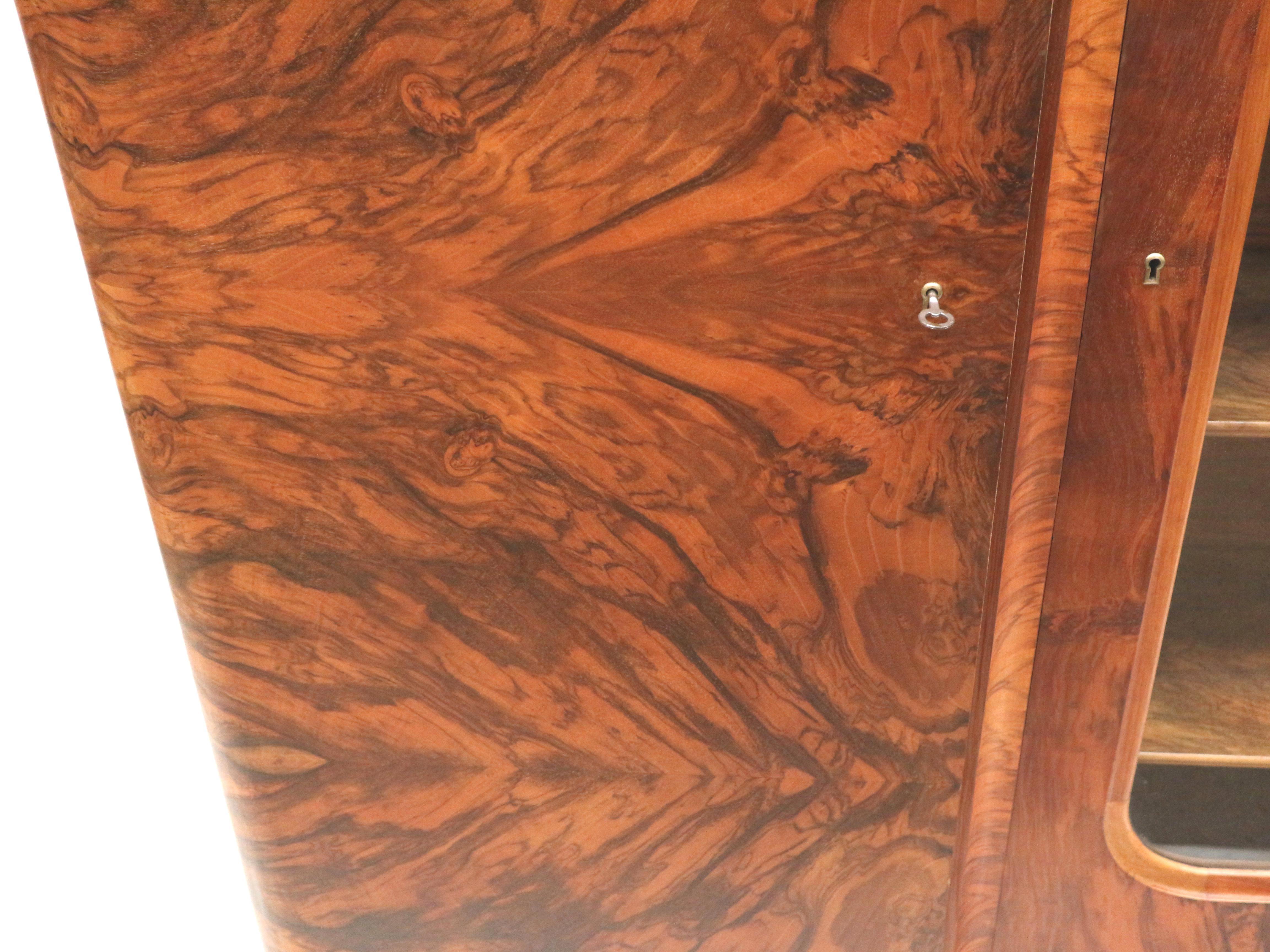 Grande mobile d'epoca in radica di noce Art Deco degli anni '30 In condizioni buone in vendita a Breda, NB