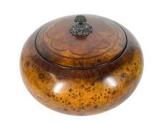Grand bol ou boîte vintage couvert de bois en ronce de bois comprimé en forme de boule comprimée
