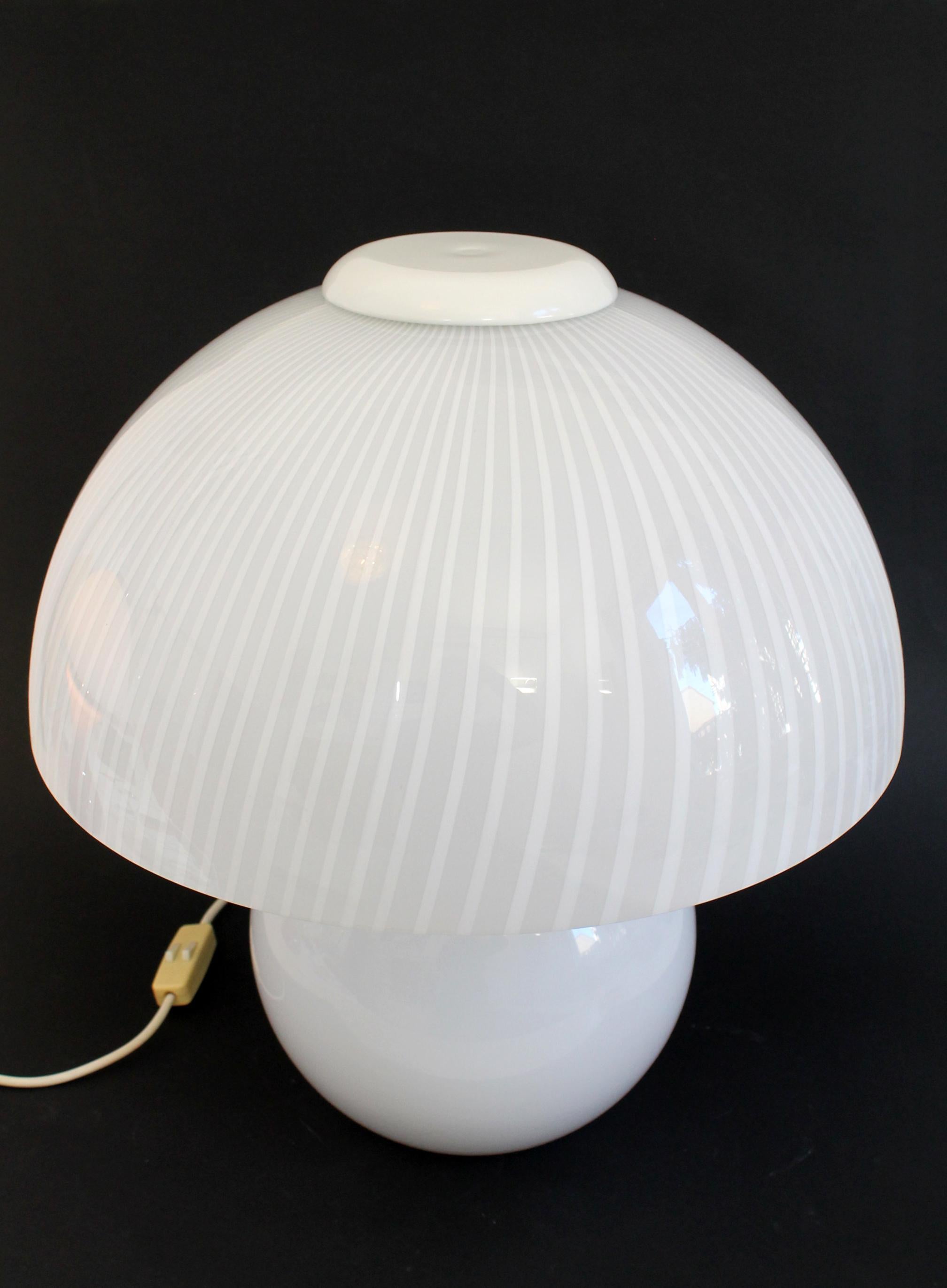 Large Vintage by Veluce (48hx45d cm) Murano Glass mushroom table Lamp, Italy In Excellent Condition For Sale In Firenze, FI