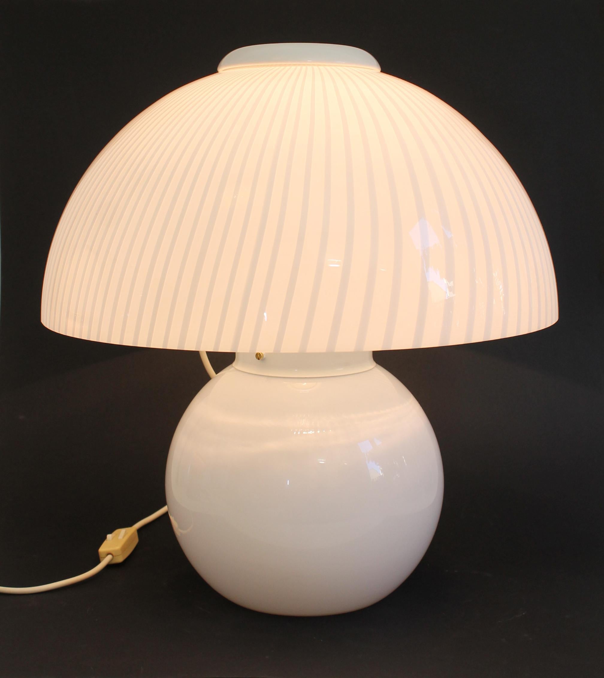 Grande lampe de bureau champignon en verre de Murano vintage par Veluce (48hx45d cm) en vente 1