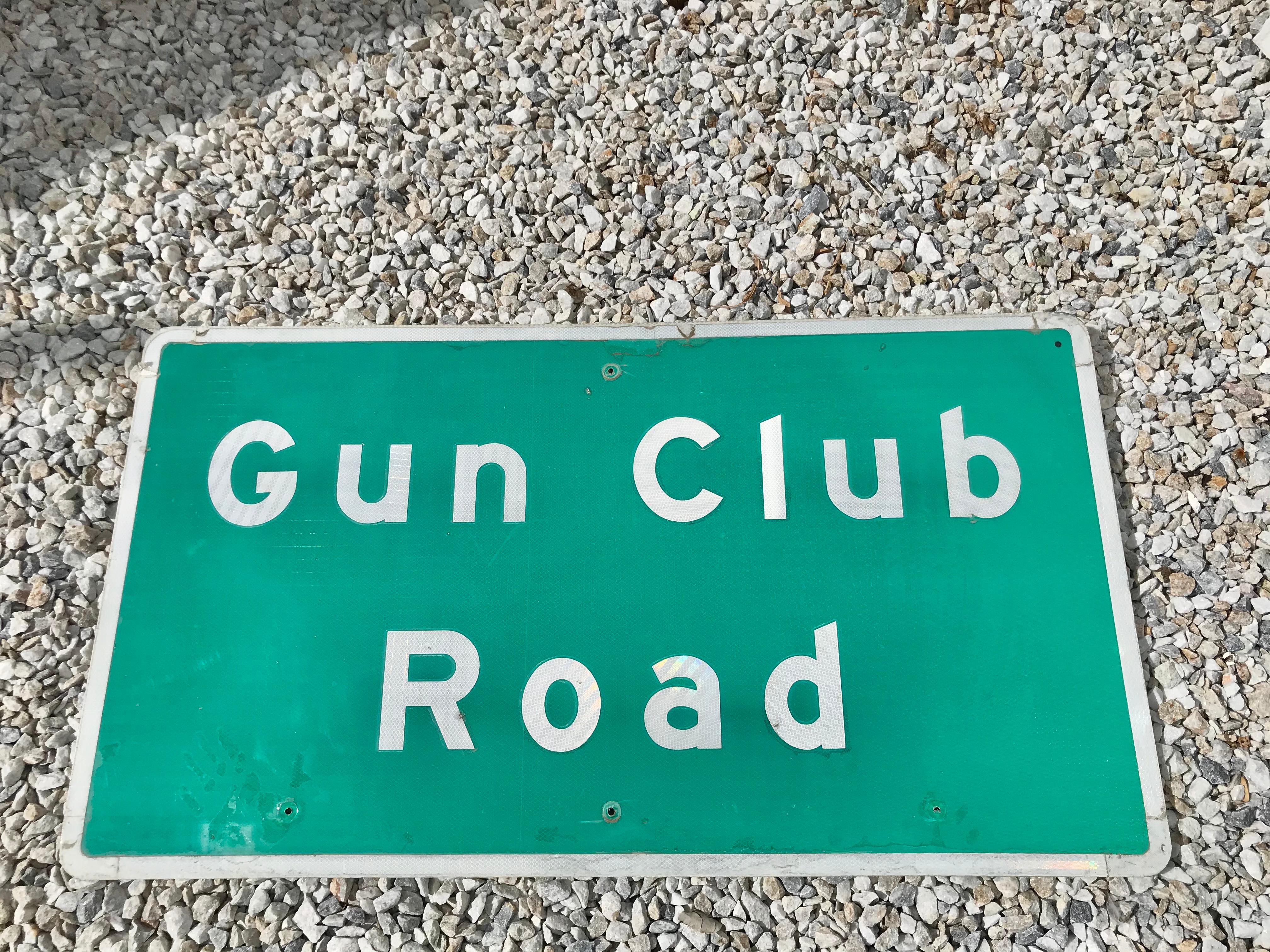 Große Vintage California Gun Club Road Sign (amerikanisch) im Angebot